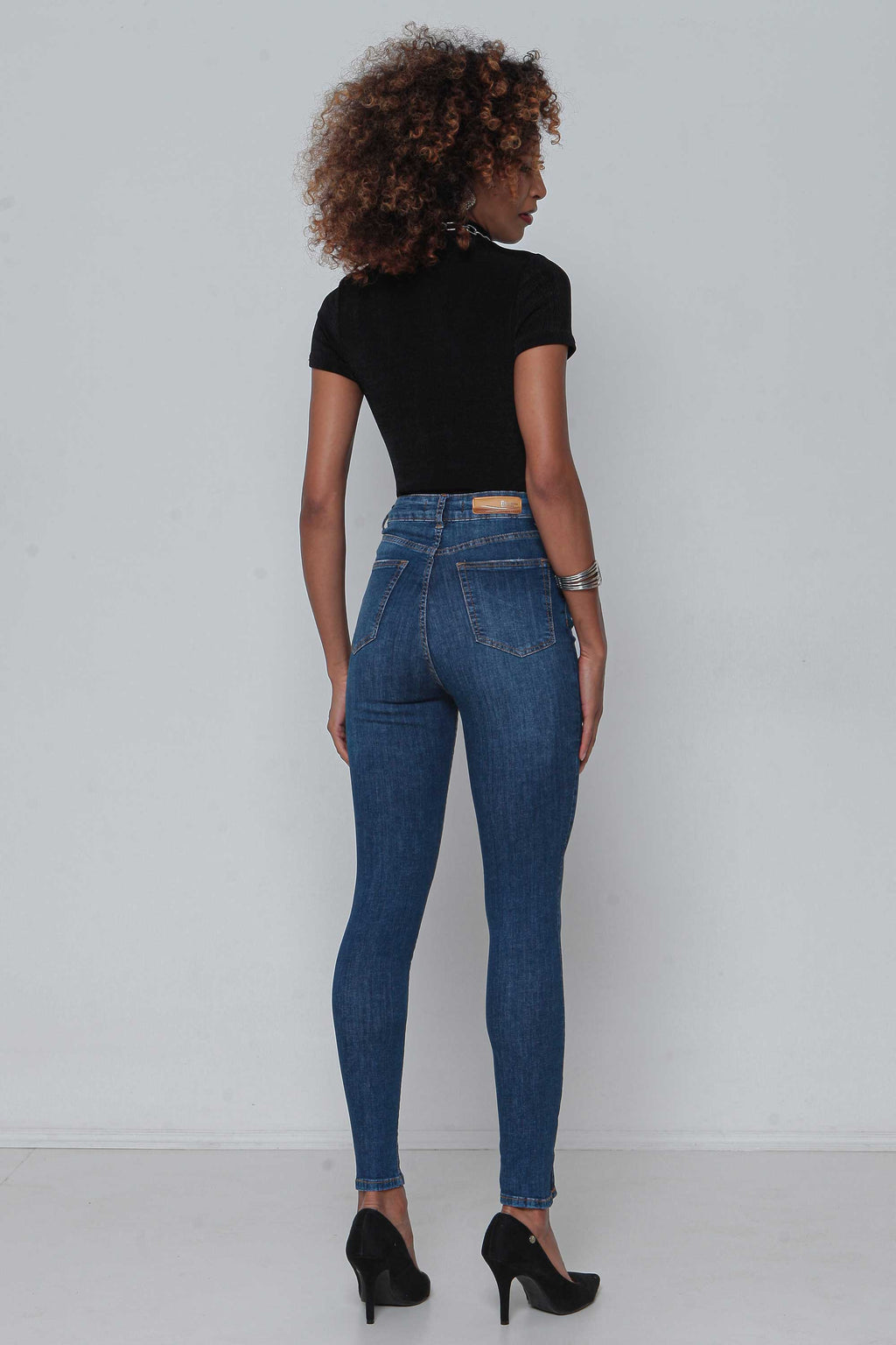Calça Feminina Jeans Skinny Abertura Barra com Lycra