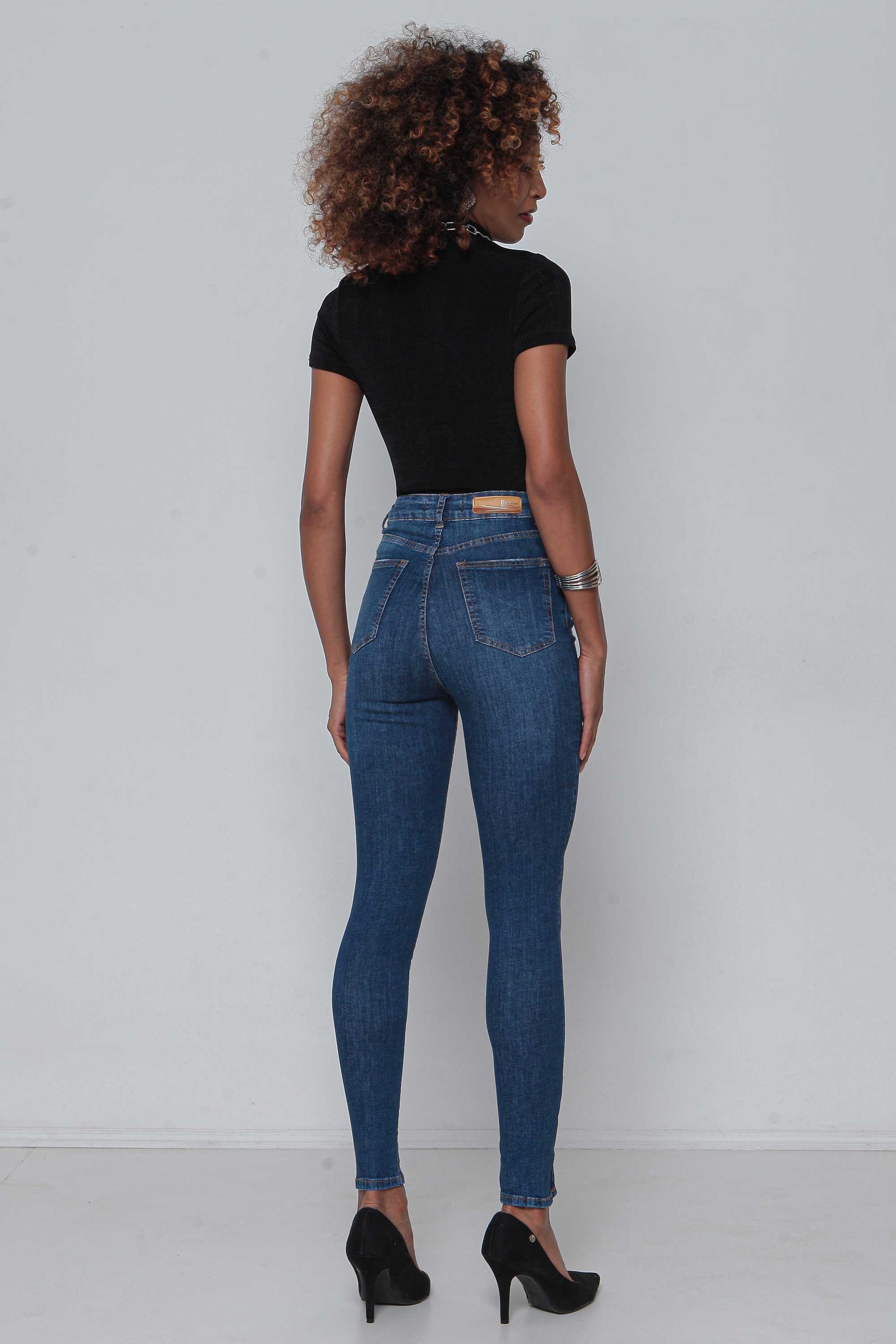 Calça Feminina Jeans Skinny Abertura Barra com Lycra