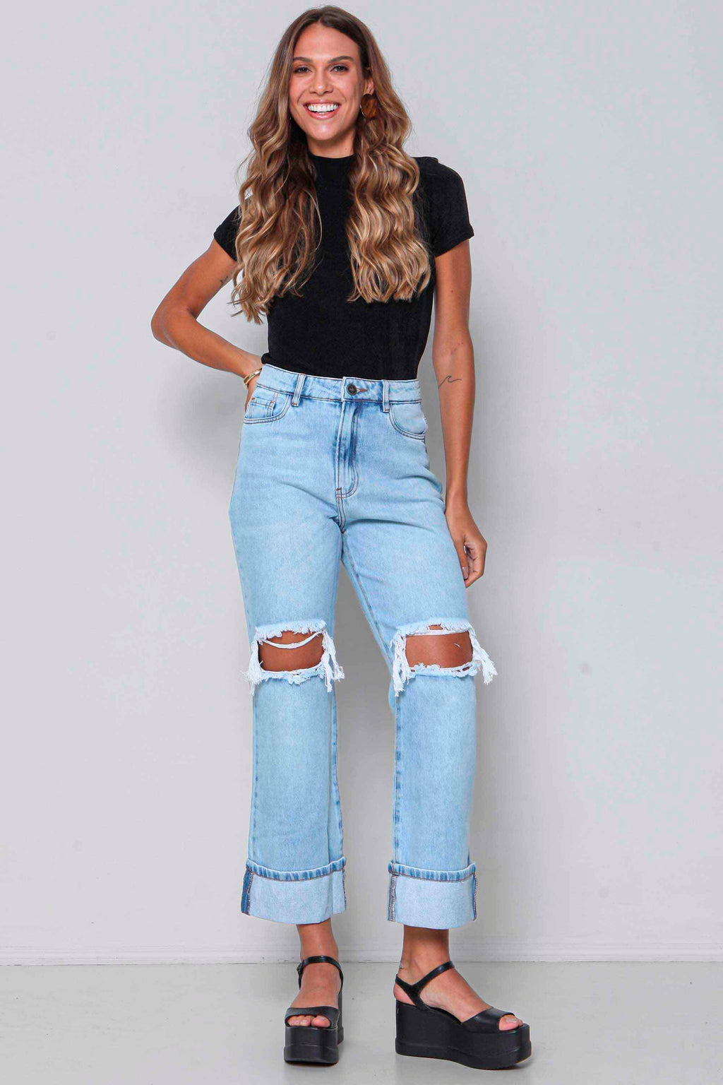 Calça Jeans Feminina Reta com Barra Dobrada e Rasgo Joelho