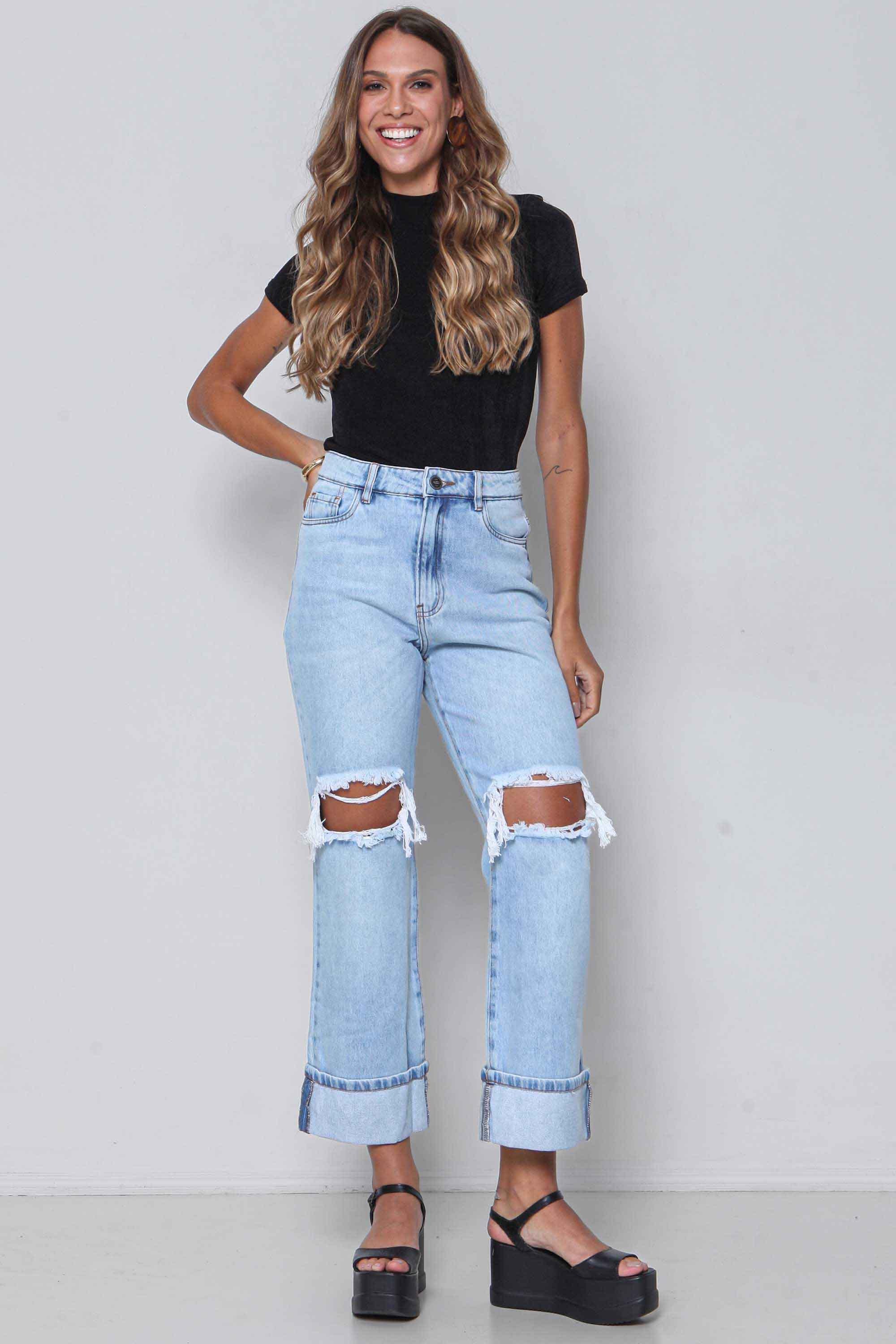 Calça Jeans Feminina Reta com Barra Dobrada e Rasgo Joelho