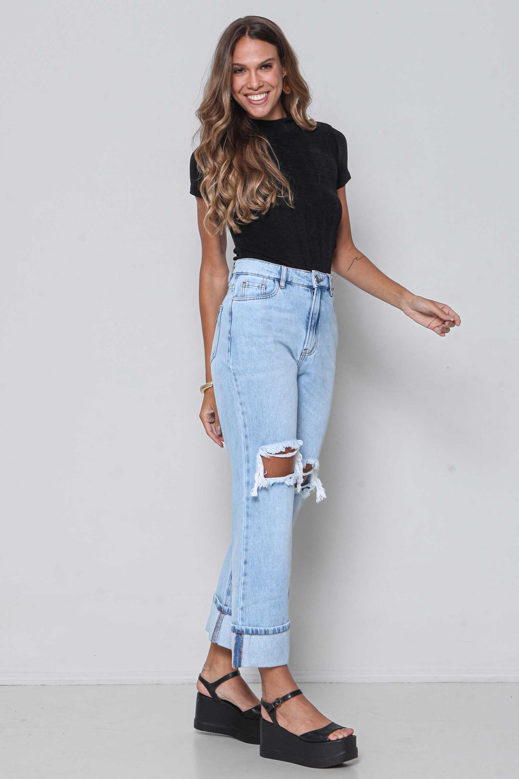 Calça Jeans Feminina Reta com Barra Dobrada e Rasgo Joelho