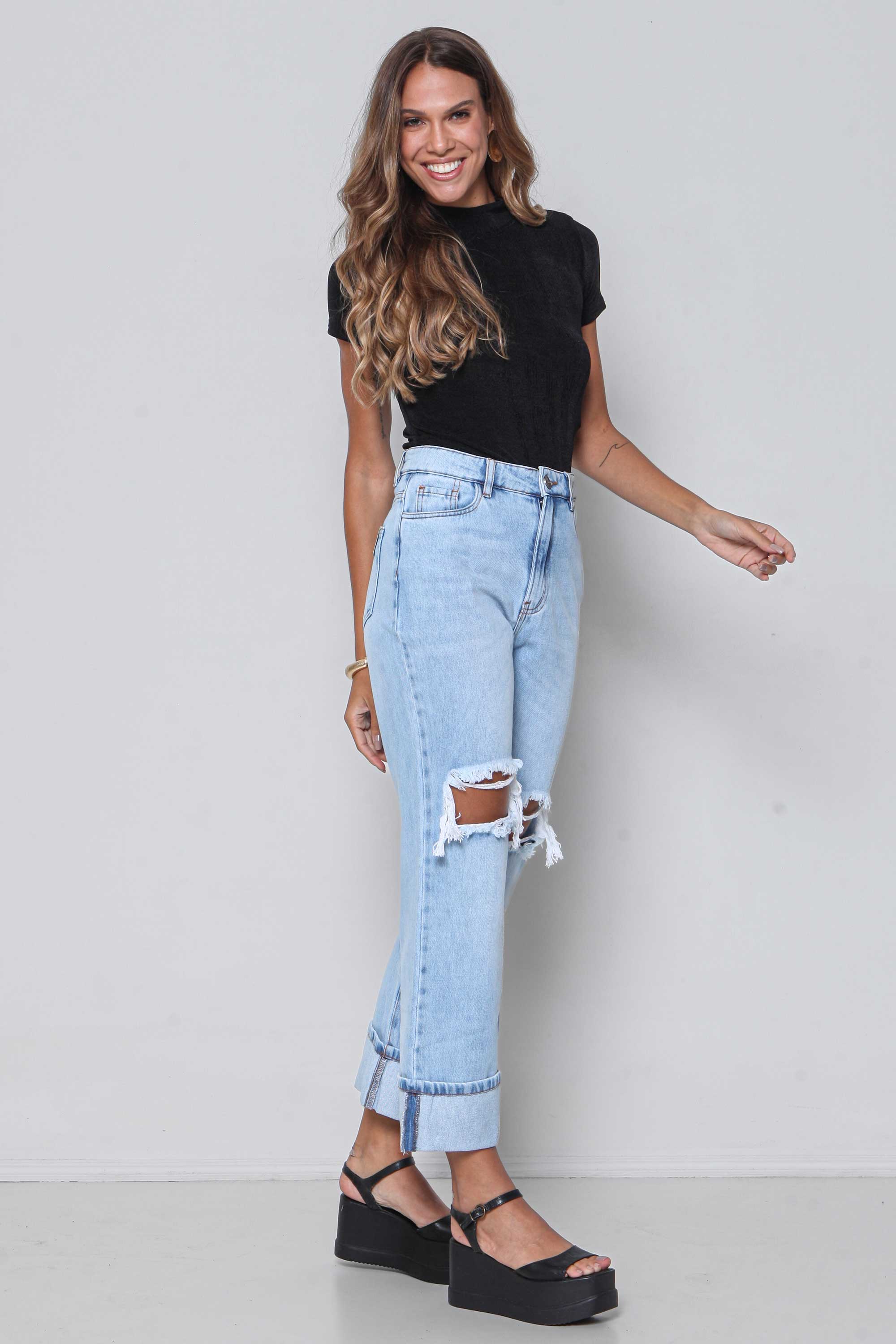 Calça Jeans Feminina Reta com Barra Dobrada e Rasgo Joelho