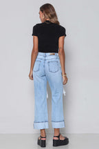 Calça Jeans Feminina Reta com Barra Dobrada e Rasgo Joelho