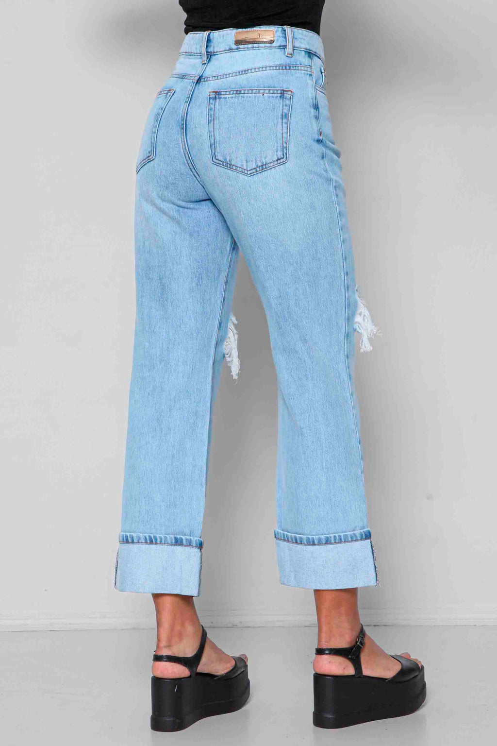 Calça Jeans Feminina Reta com Barra Dobrada e Rasgo Joelho