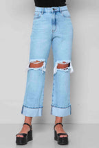 Calça Jeans Feminina Reta com Barra Dobrada e Rasgo Joelho