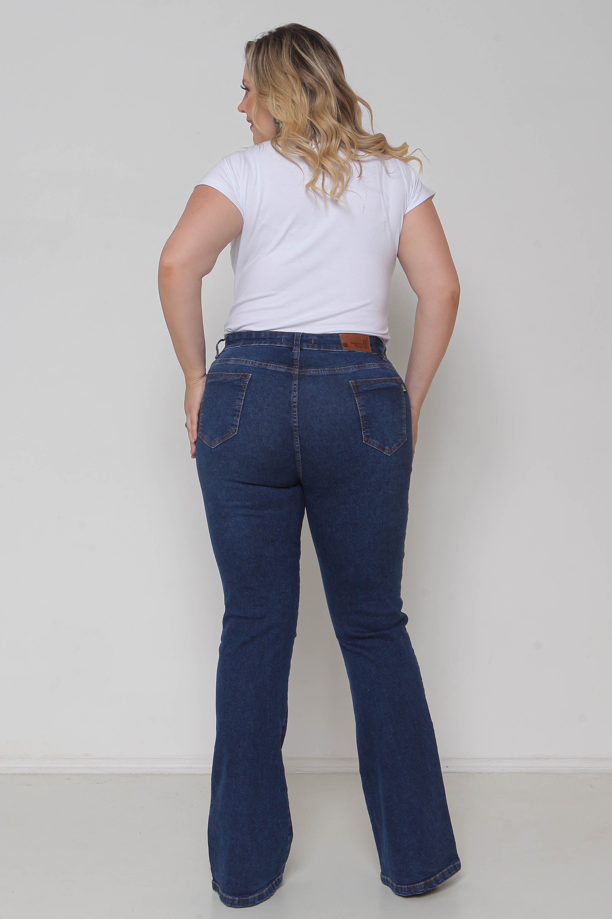 Calça Feminina Jeans Flare Padrão a Plus com Lycra