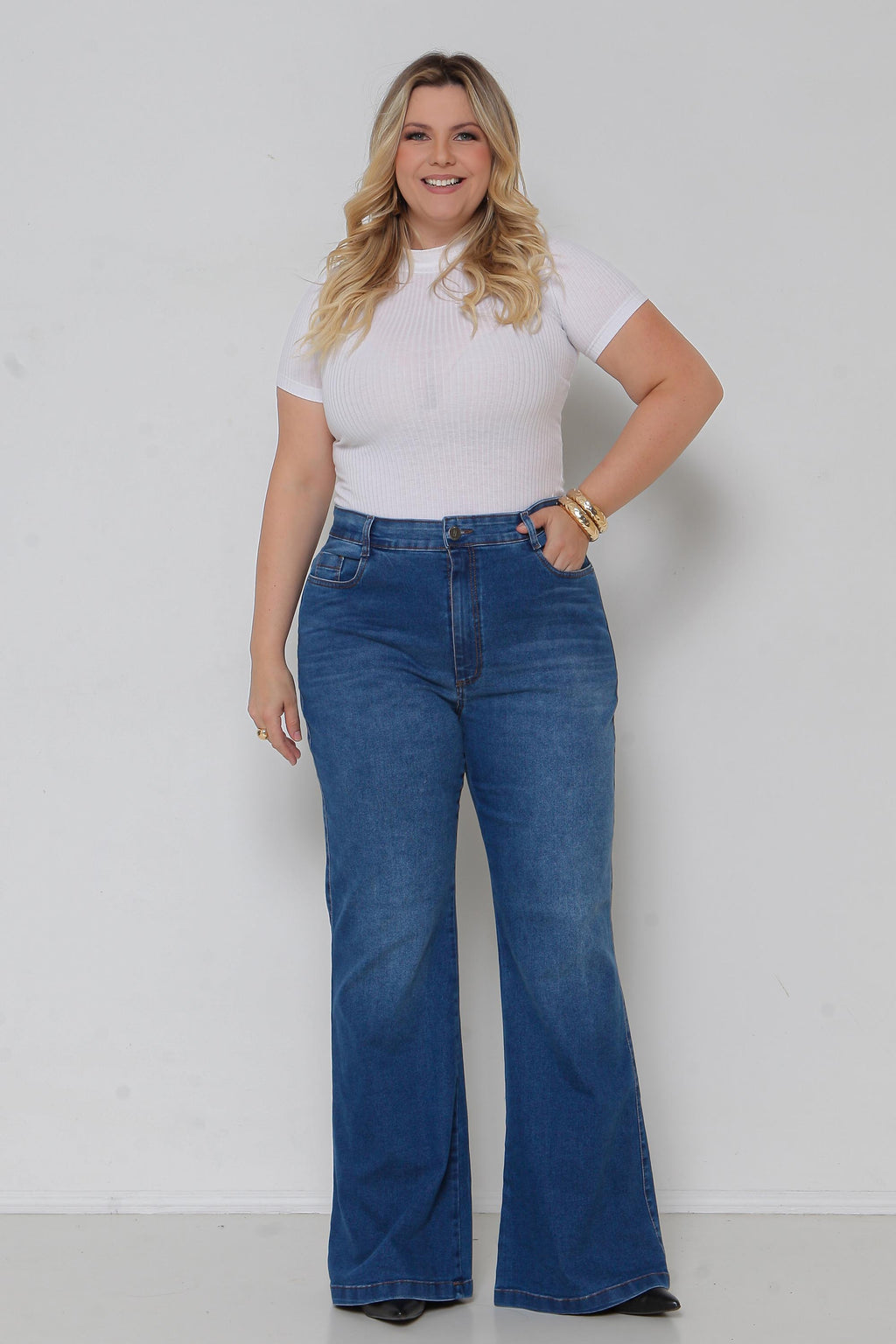 Calça Feminina Jeans Flare Padrão ao Plus c/ Lycra
