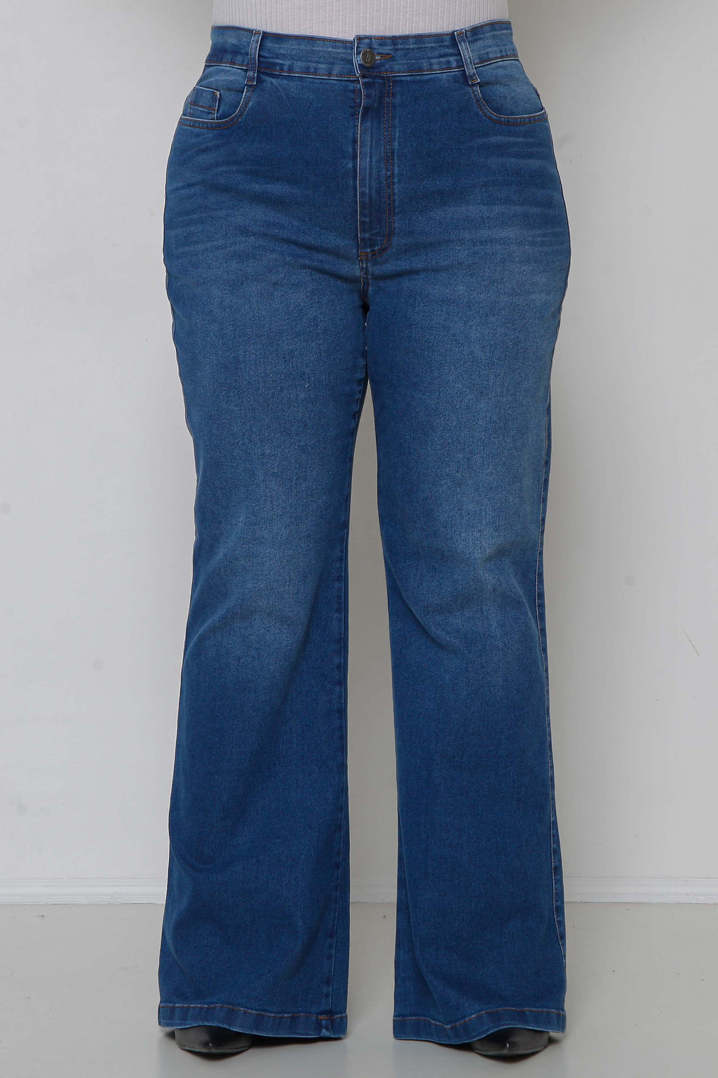Calça Feminina Jeans Flare Padrão ao Plus c/ Lycra
