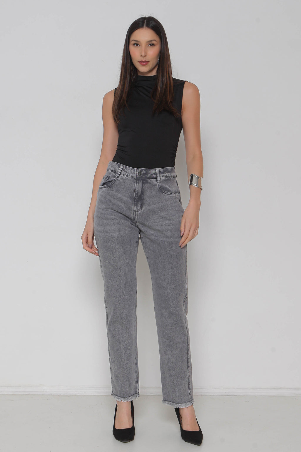 Calça Feminina Jeans Mom Barra Desfiada Cinza sem Elastano
