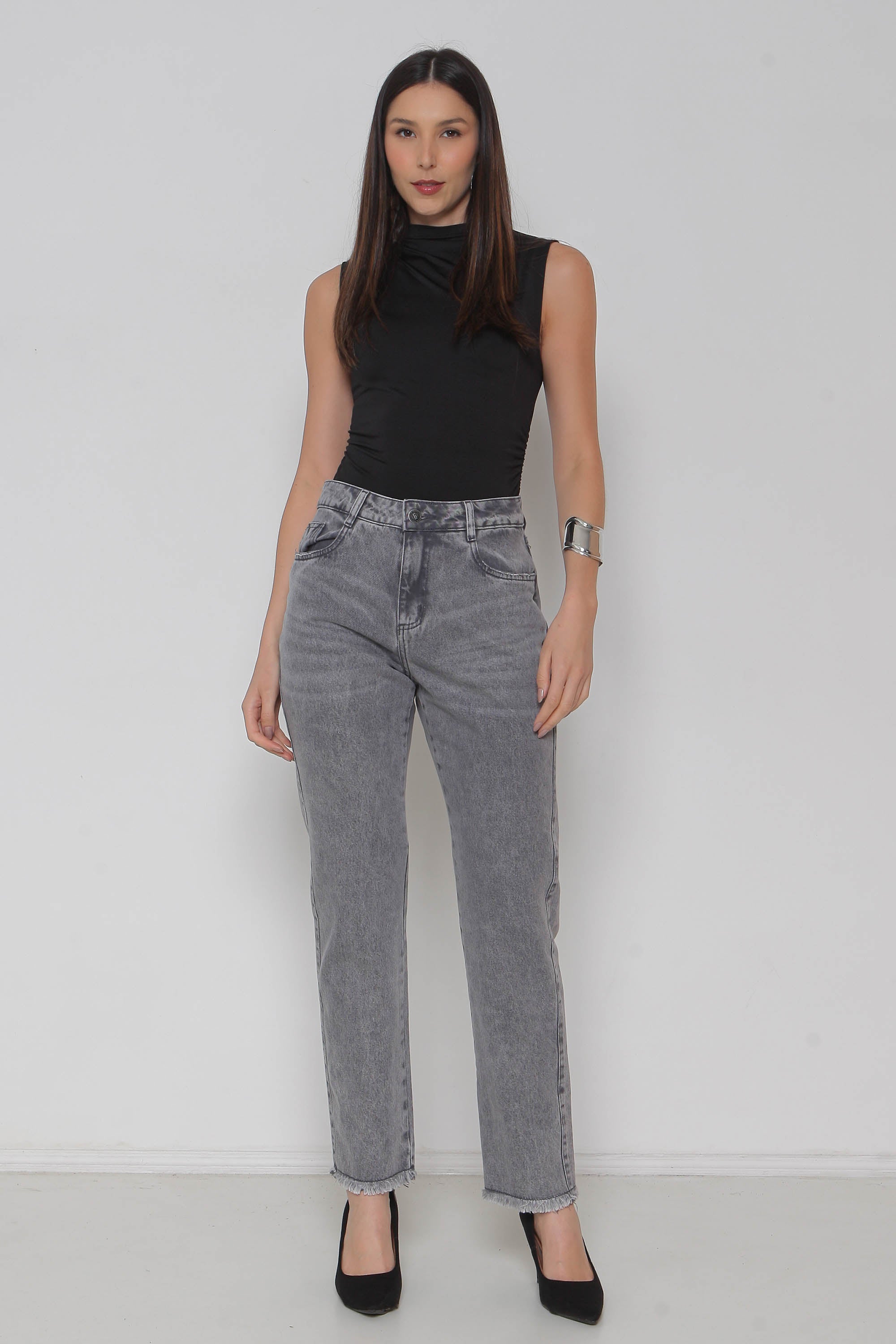 Calça Feminina Jeans Mom Barra Desfiada Cinza sem Elastano