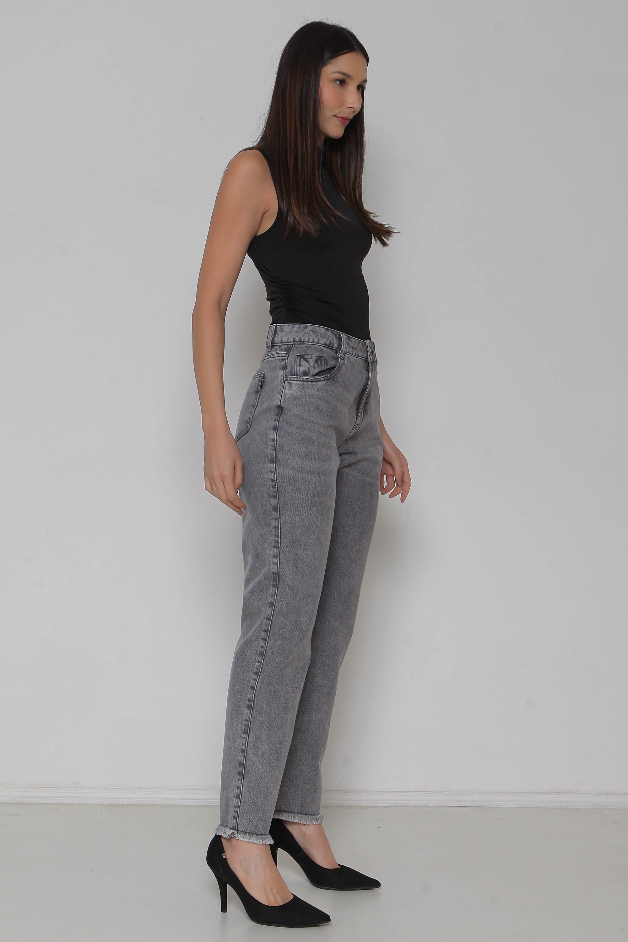 Calça Feminina Jeans Mom Barra Desfiada Cinza sem Elastano