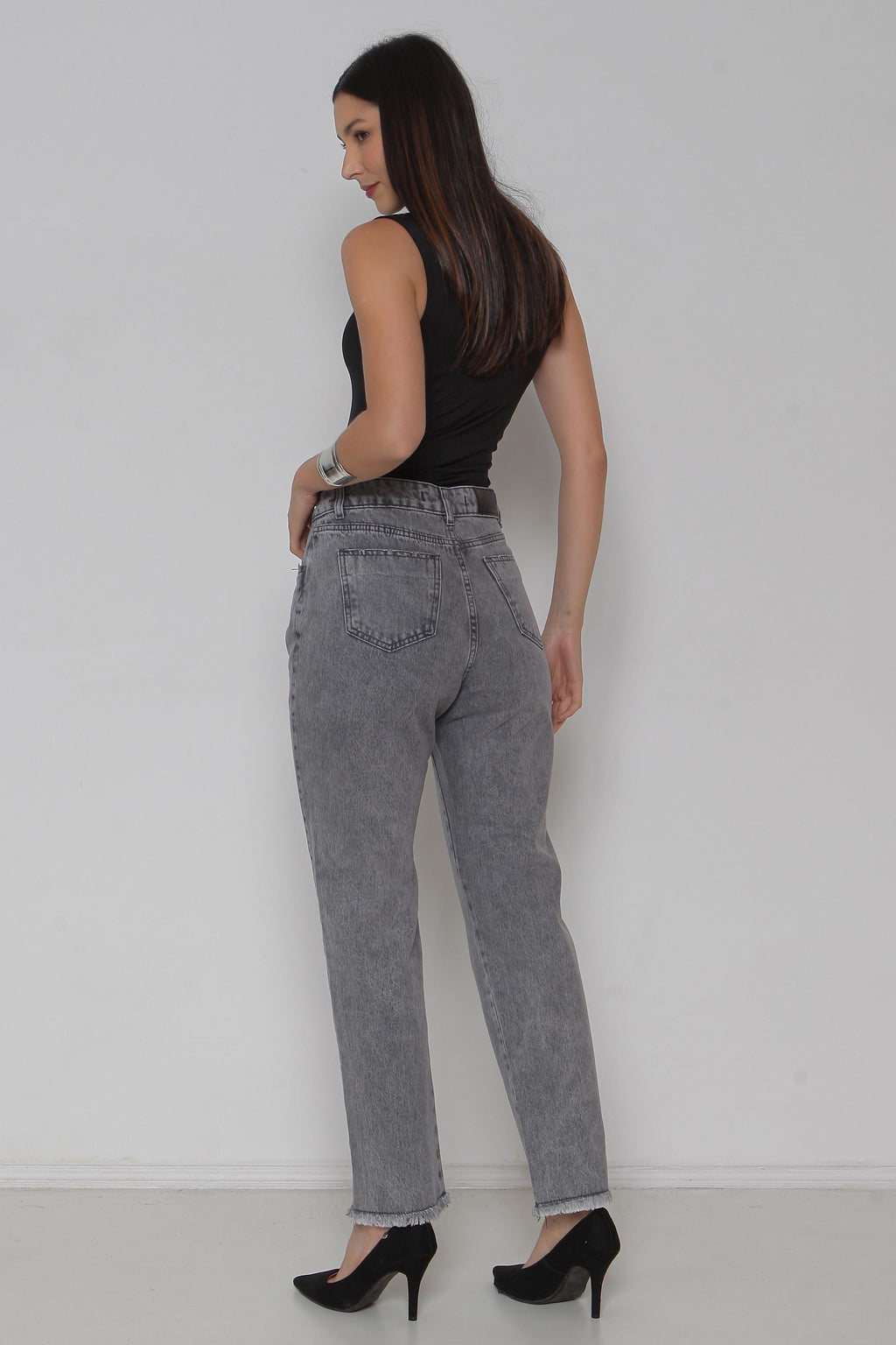 Calça Feminina Jeans Mom Barra Desfiada Cinza sem Elastano