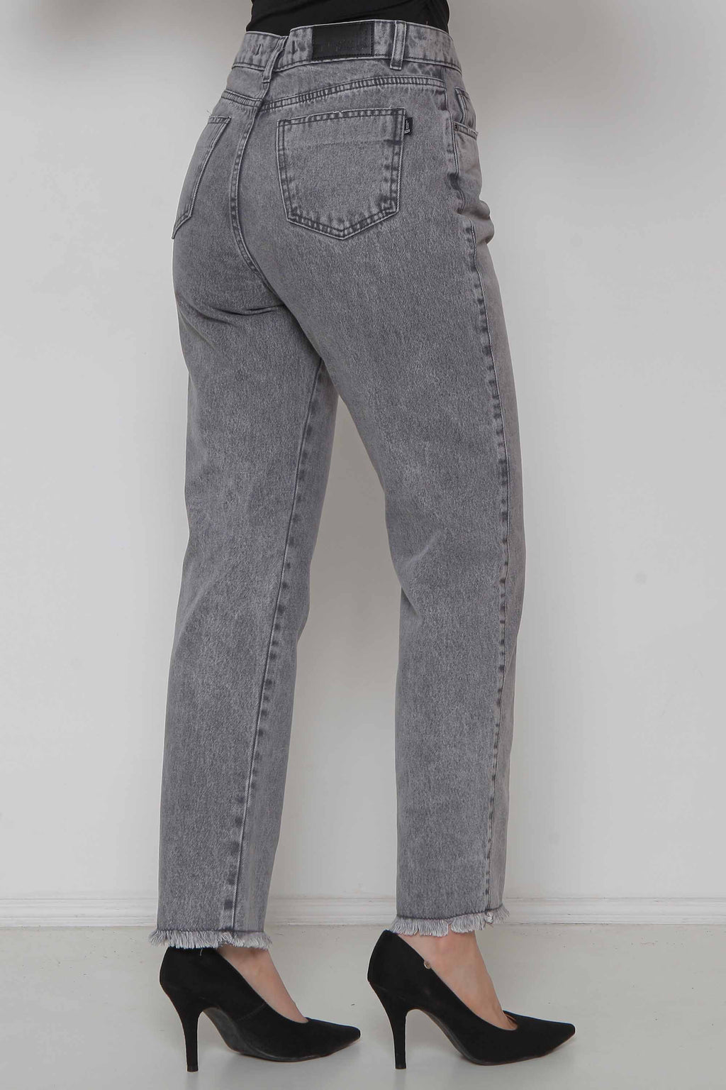 Calça Feminina Jeans Mom Barra Desfiada Cinza sem Elastano