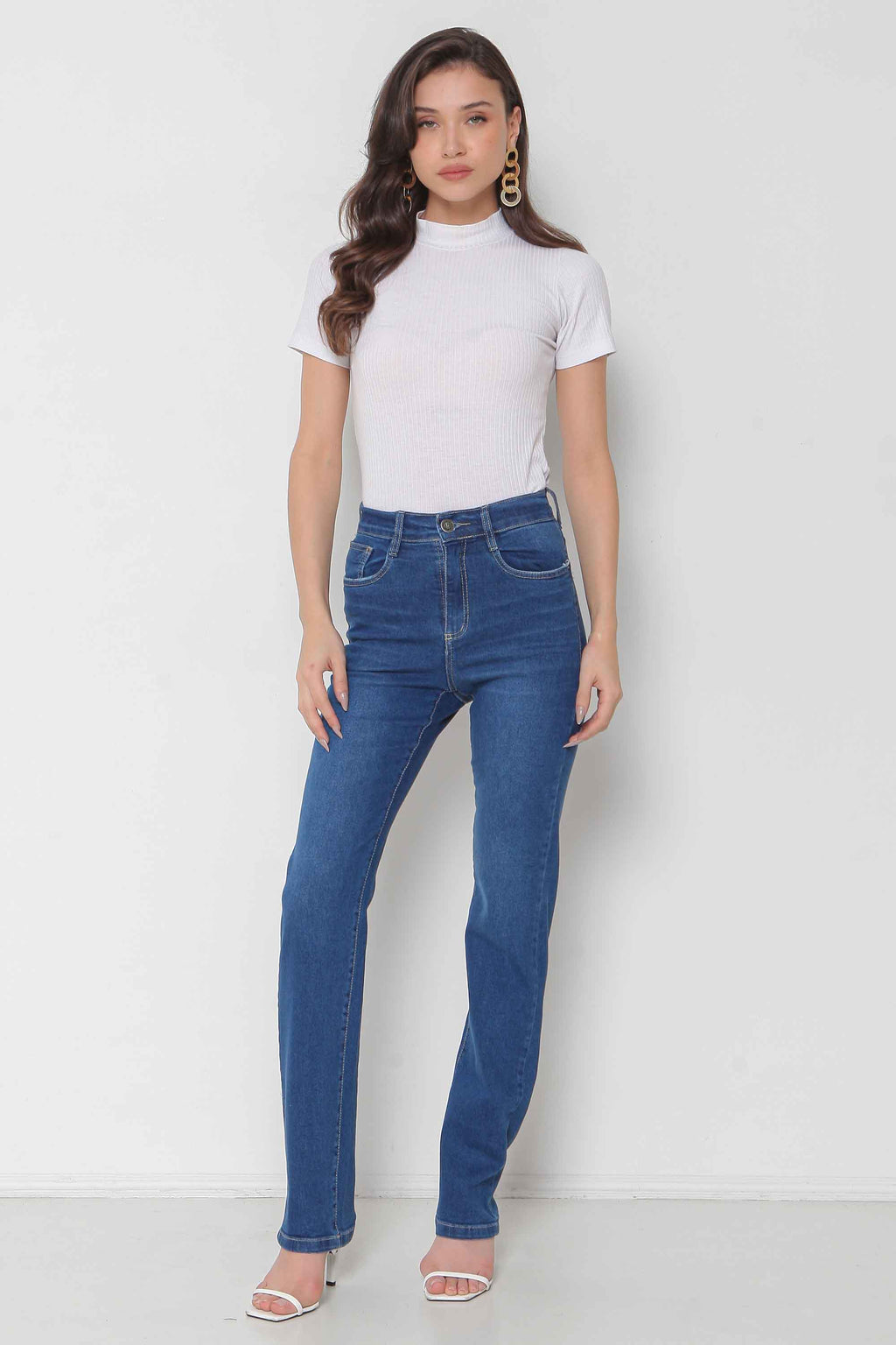 Calça Feminina Jeans Reta com Elastano Padrão a Plus