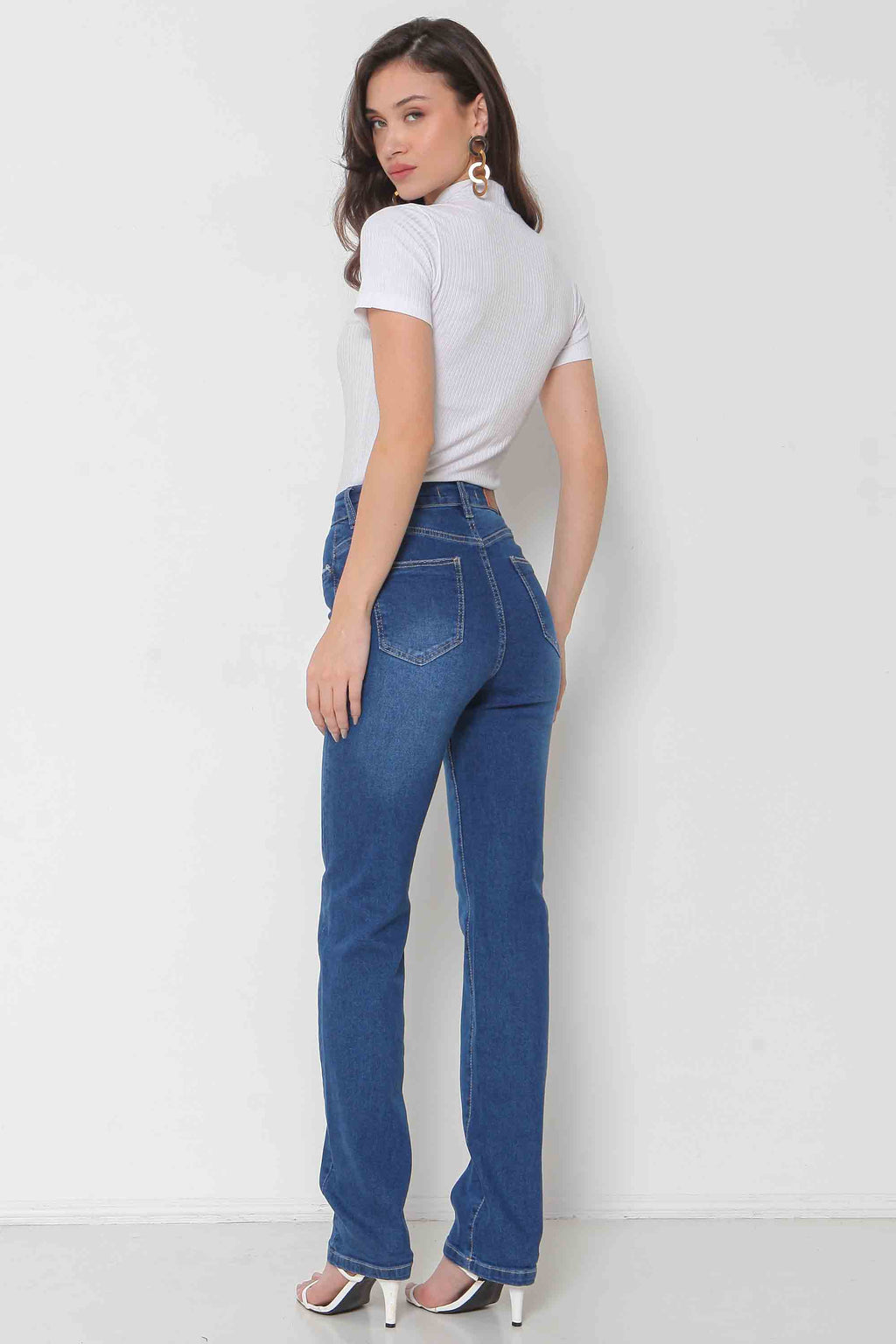 Calça Feminina Jeans Reta com Elastano Padrão a Plus