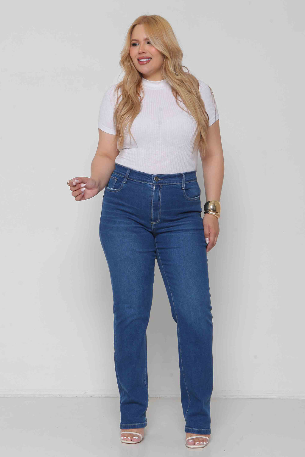 Calça Feminina Jeans Reta com Elastano Padrão a Plus
