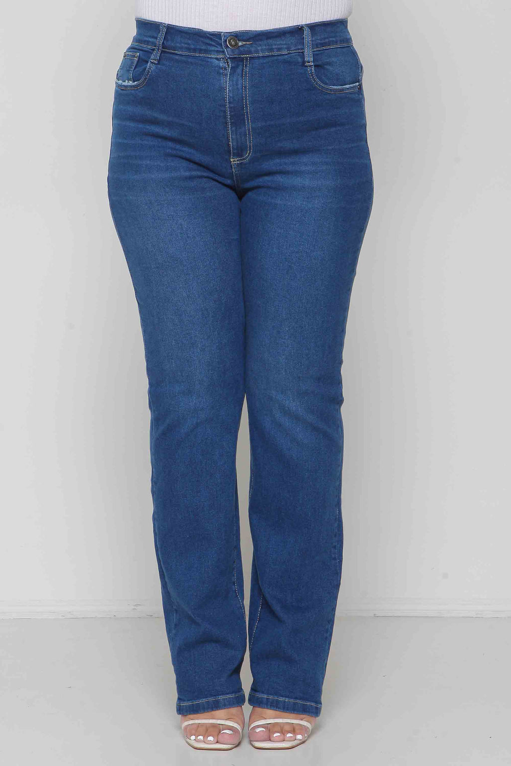 Calça Feminina Jeans Reta com Elastano Padrão a Plus