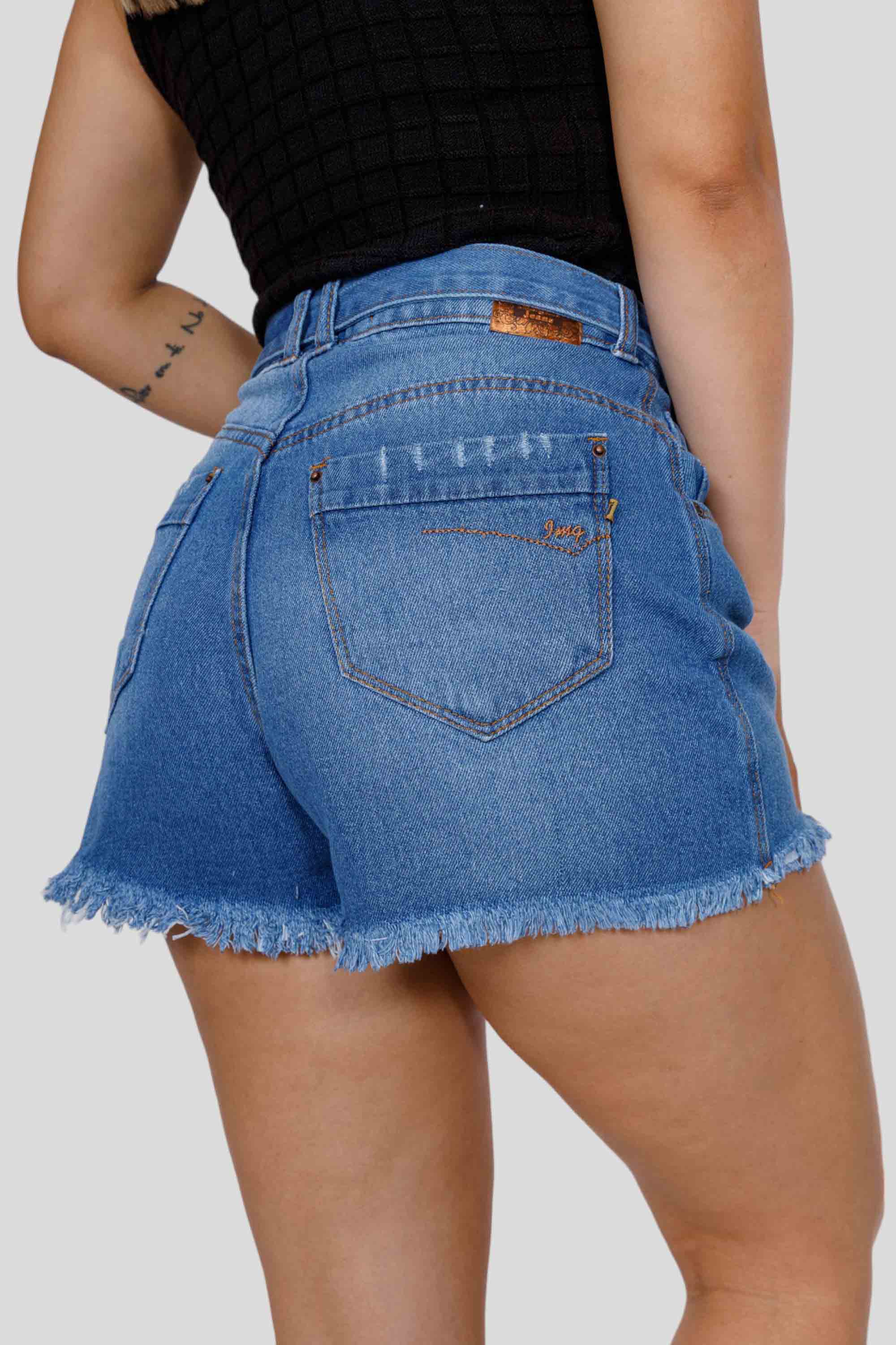 Shorts Jeans Feminino Mom com Cinto e Barra Desfiada
