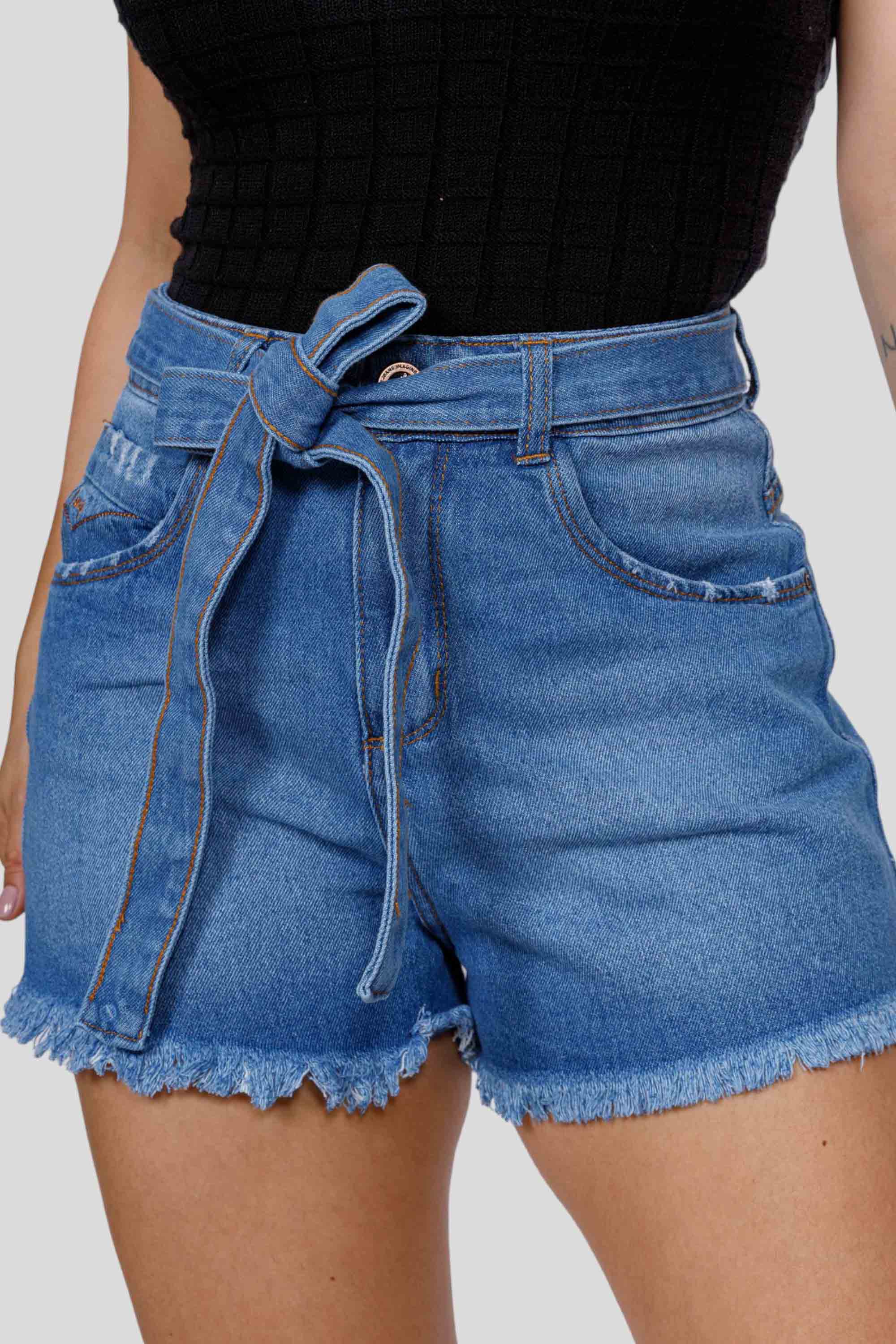 Shorts Jeans Feminino Mom com Cinto e Barra Desfiada