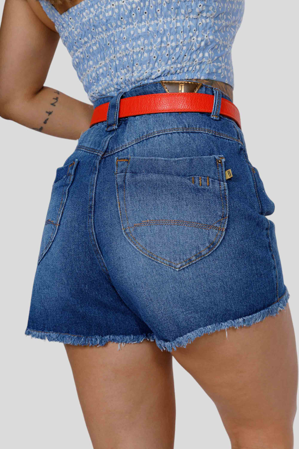 Short Feminino Cintura Alta Jeans Mom Casual Soltinho Barra Desfiada