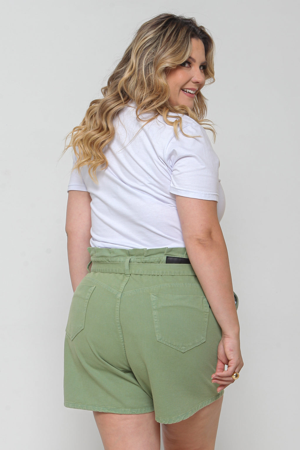 Short Sarja Feminino Mom Clochard Colorido com Cinto Plus Size