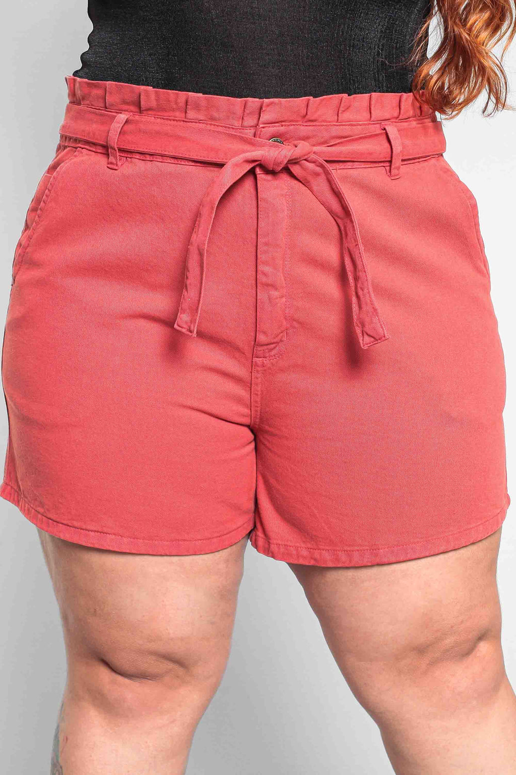 Shorts Sarja Feminino Mom Clochard com Cinto Plus Size
