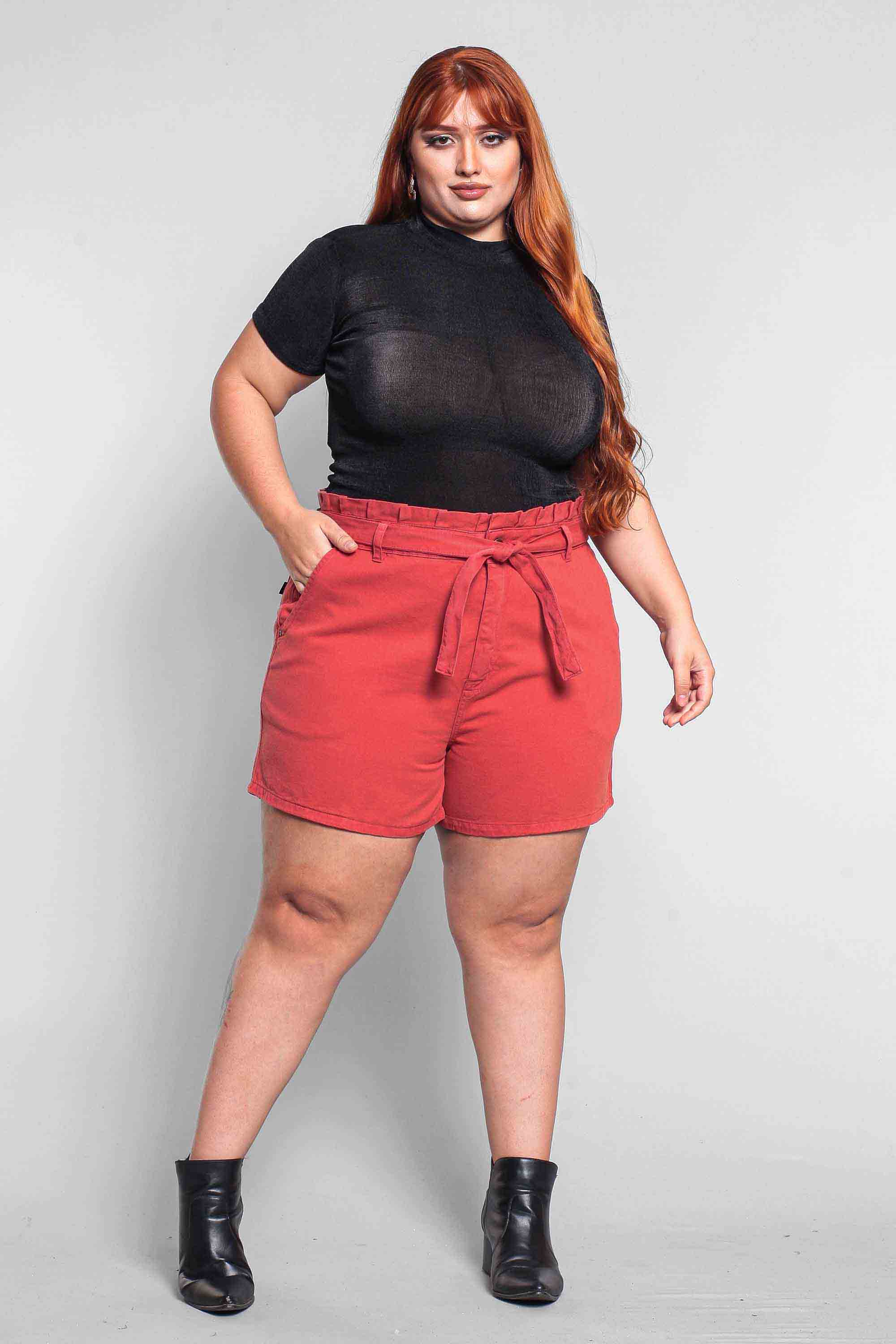 Shorts Sarja Feminino Mom Clochard com Cinto Plus Size