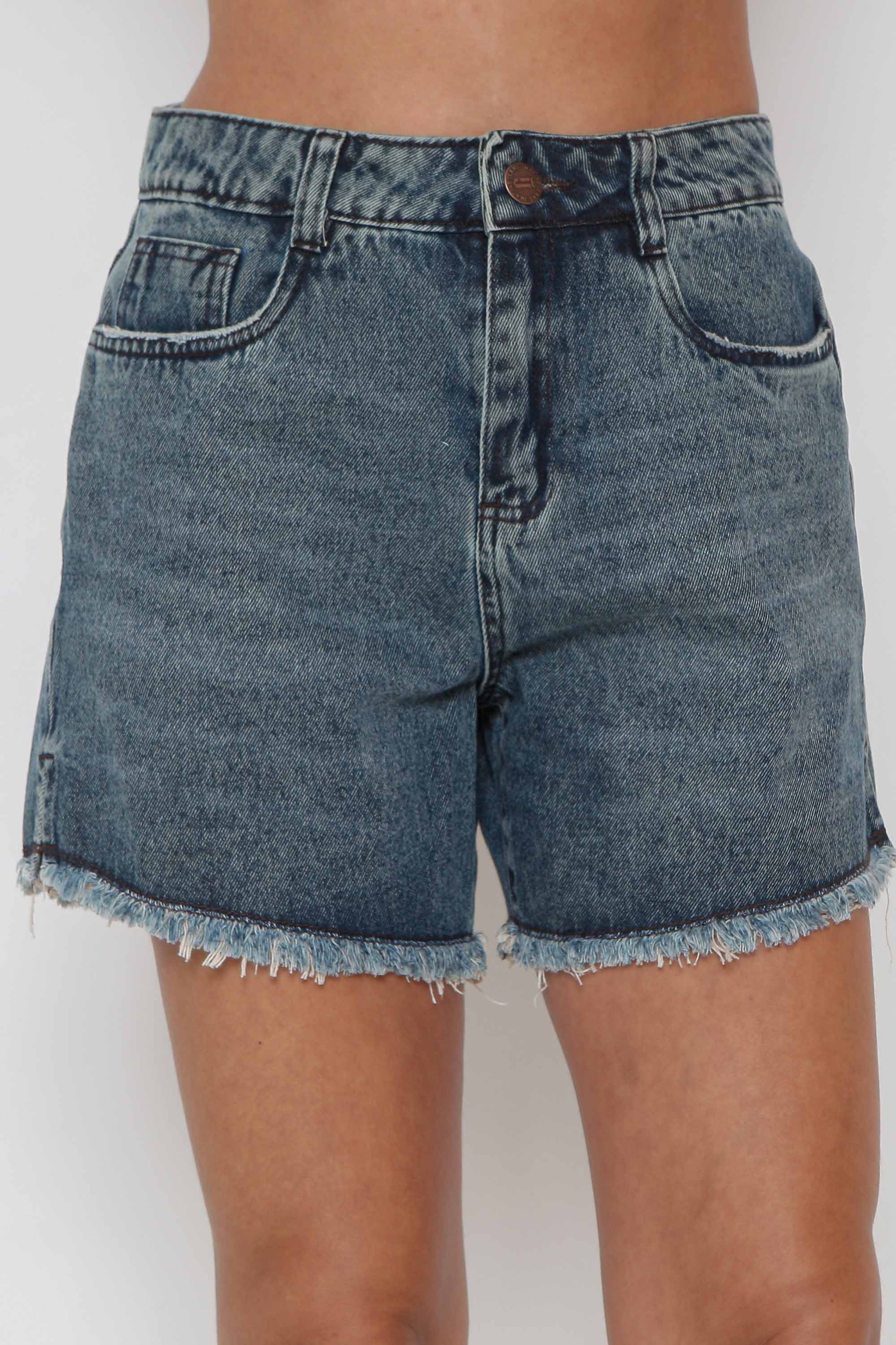 Short Feminino Jeans Mom Marmorizado Barra Desfiada s/ Lycra