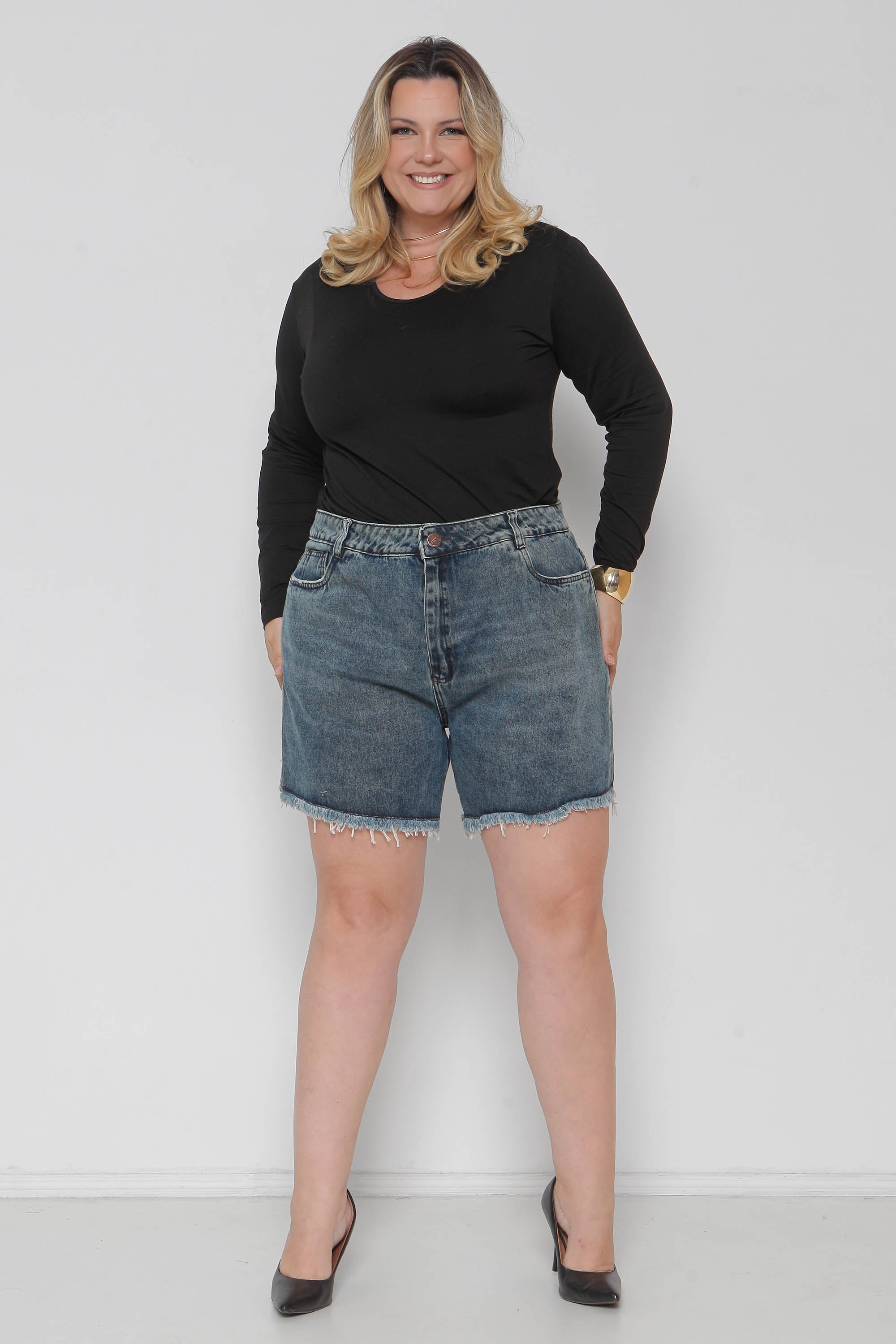 Short Feminino Jeans Mom Marmorizado Barra Desfiada s/ Lycra