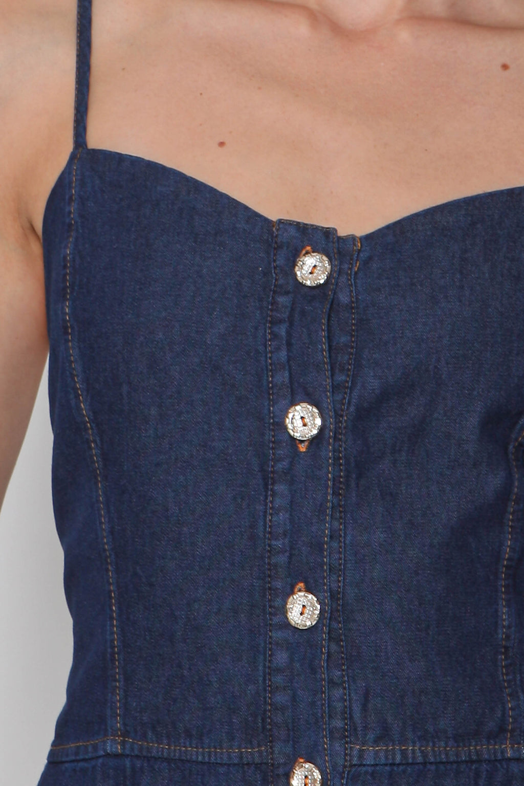 Vestido Longo Jeans com Abertura Frontal, Alças e Elástico nas Costas