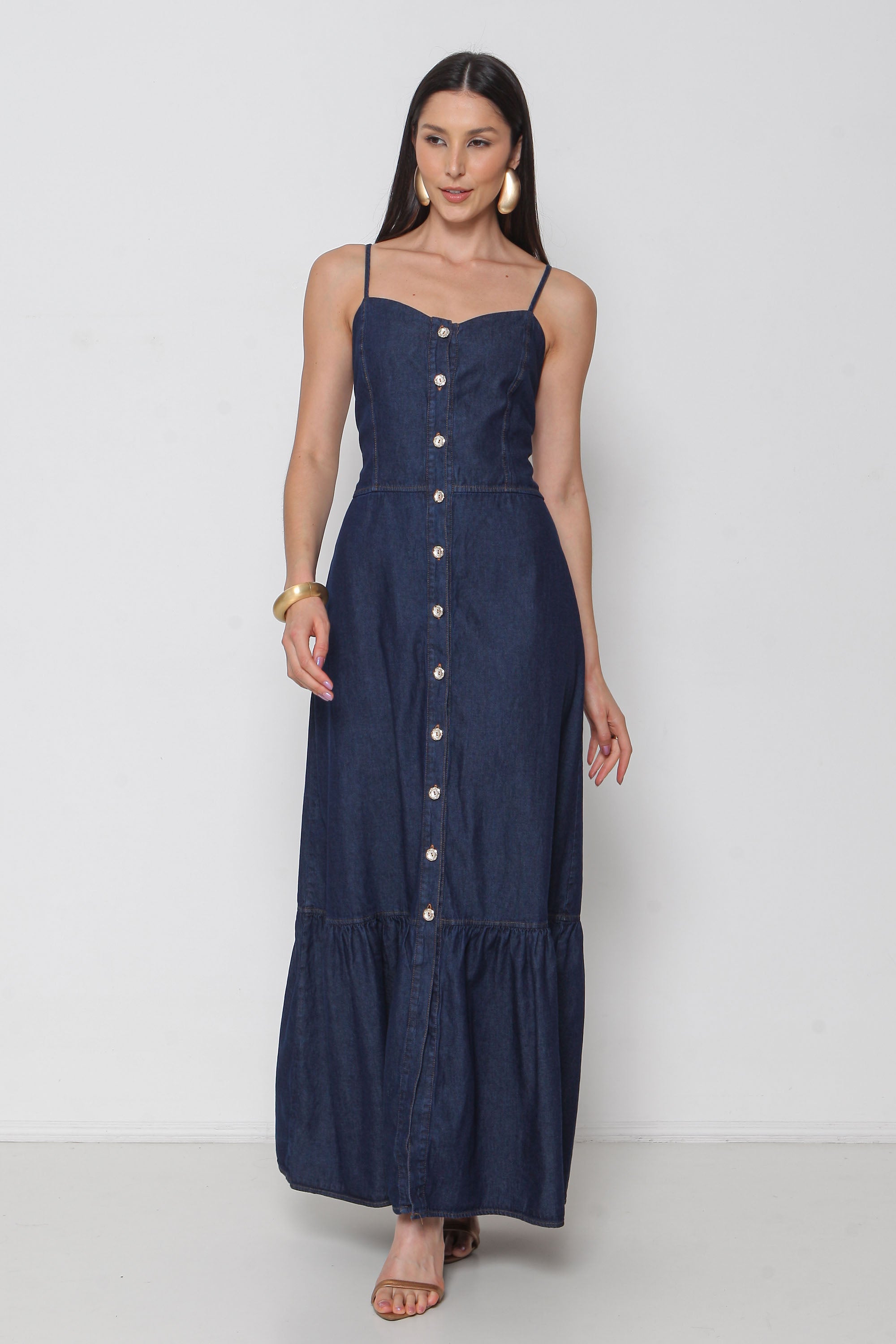 Vestido Longo Jeans com Abertura Frontal, Alças e Elástico nas Costas