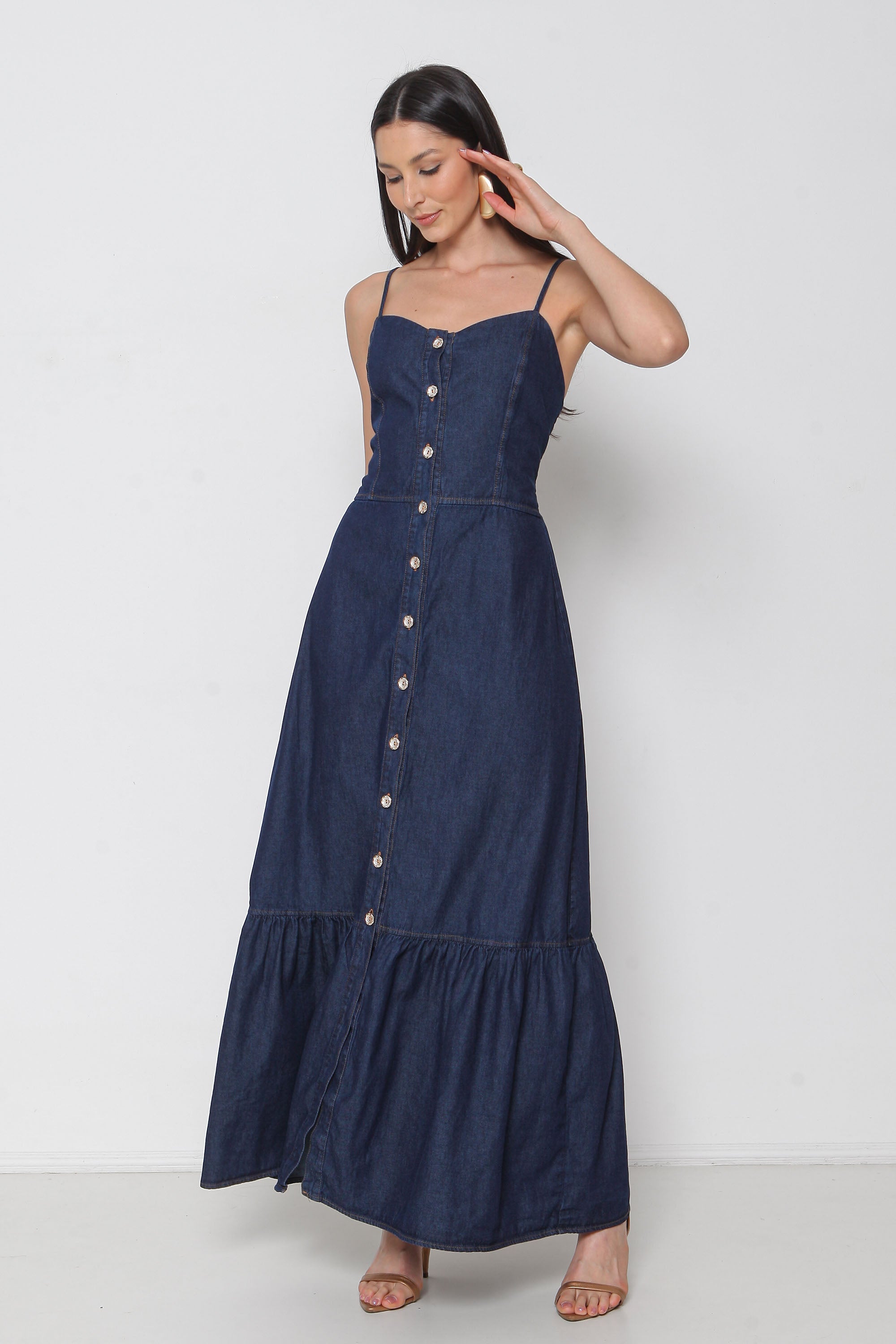 Vestido Longo Jeans com Abertura Frontal, Alças e Elástico nas Costas