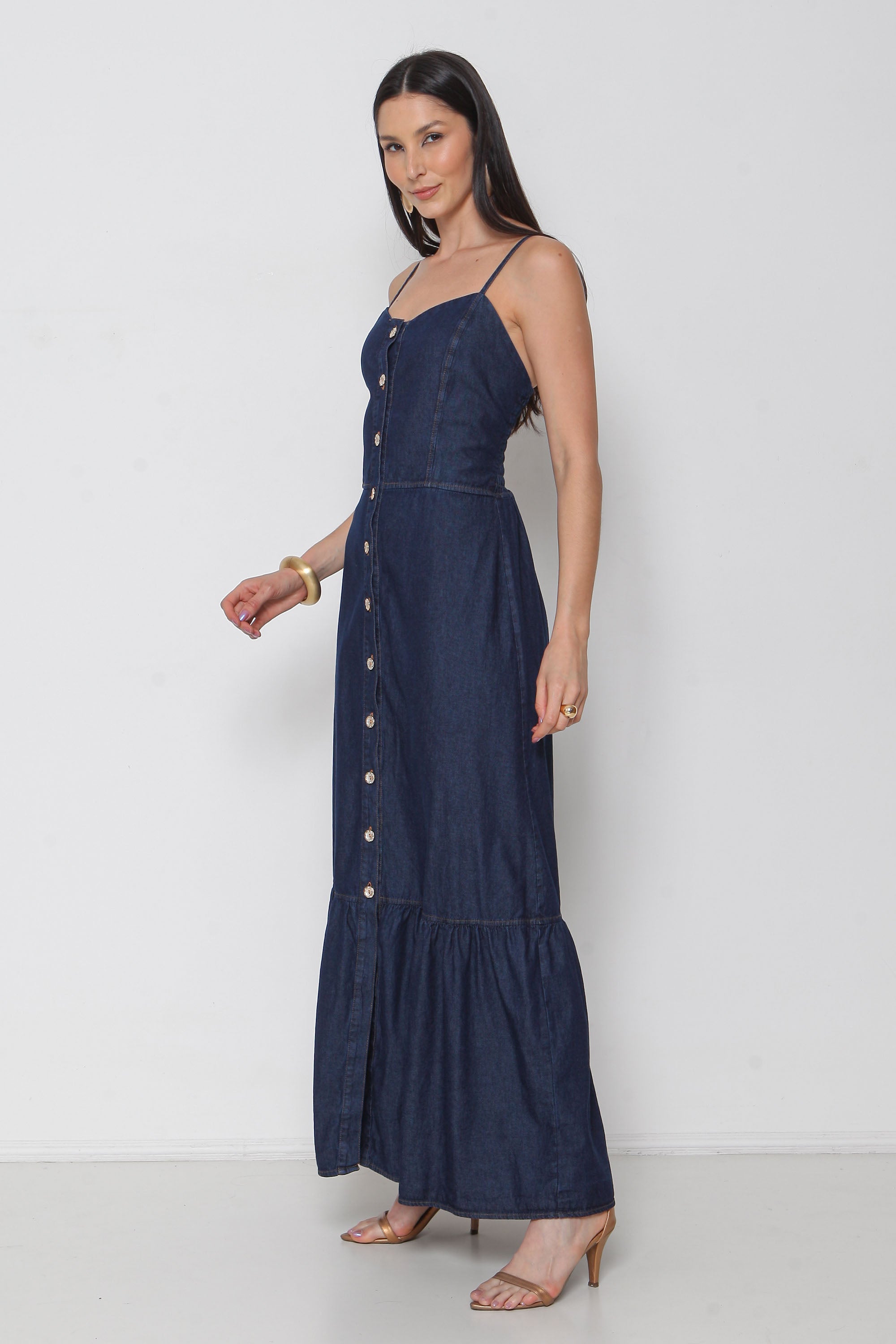 Vestido Longo Jeans com Abertura Frontal, Alças e Elástico nas Costas