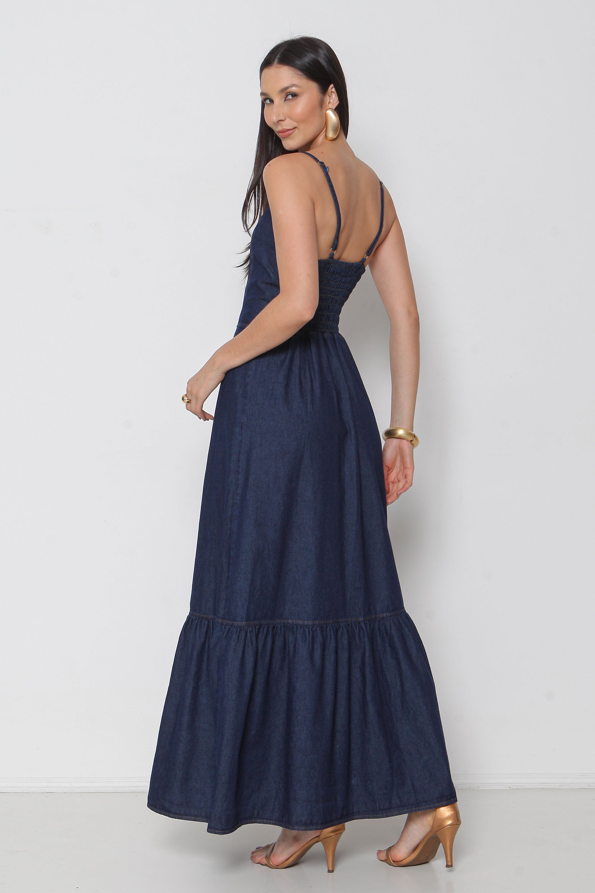 Vestido Longo Jeans com Abertura Frontal, Alças e Elástico nas Costas