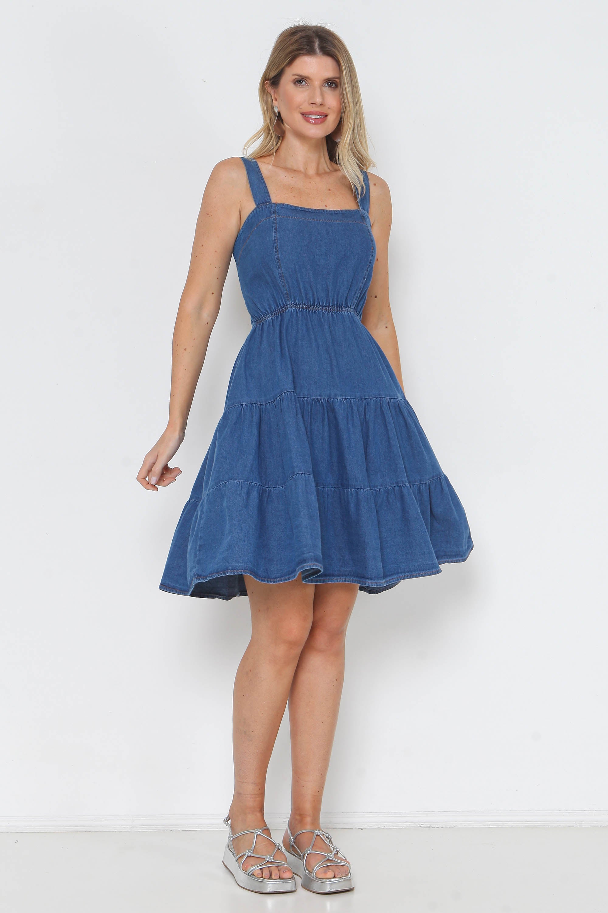 Vestido Jeans Clássico com Alças e Elástico Cintura