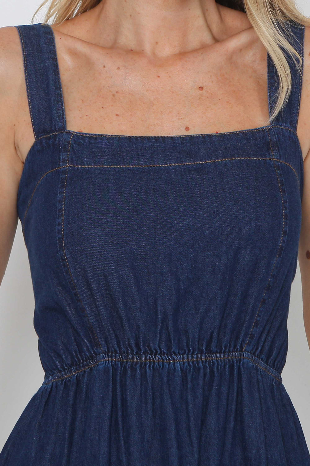 Vestido Jeans Clássico com Alças e Elástico Cintura