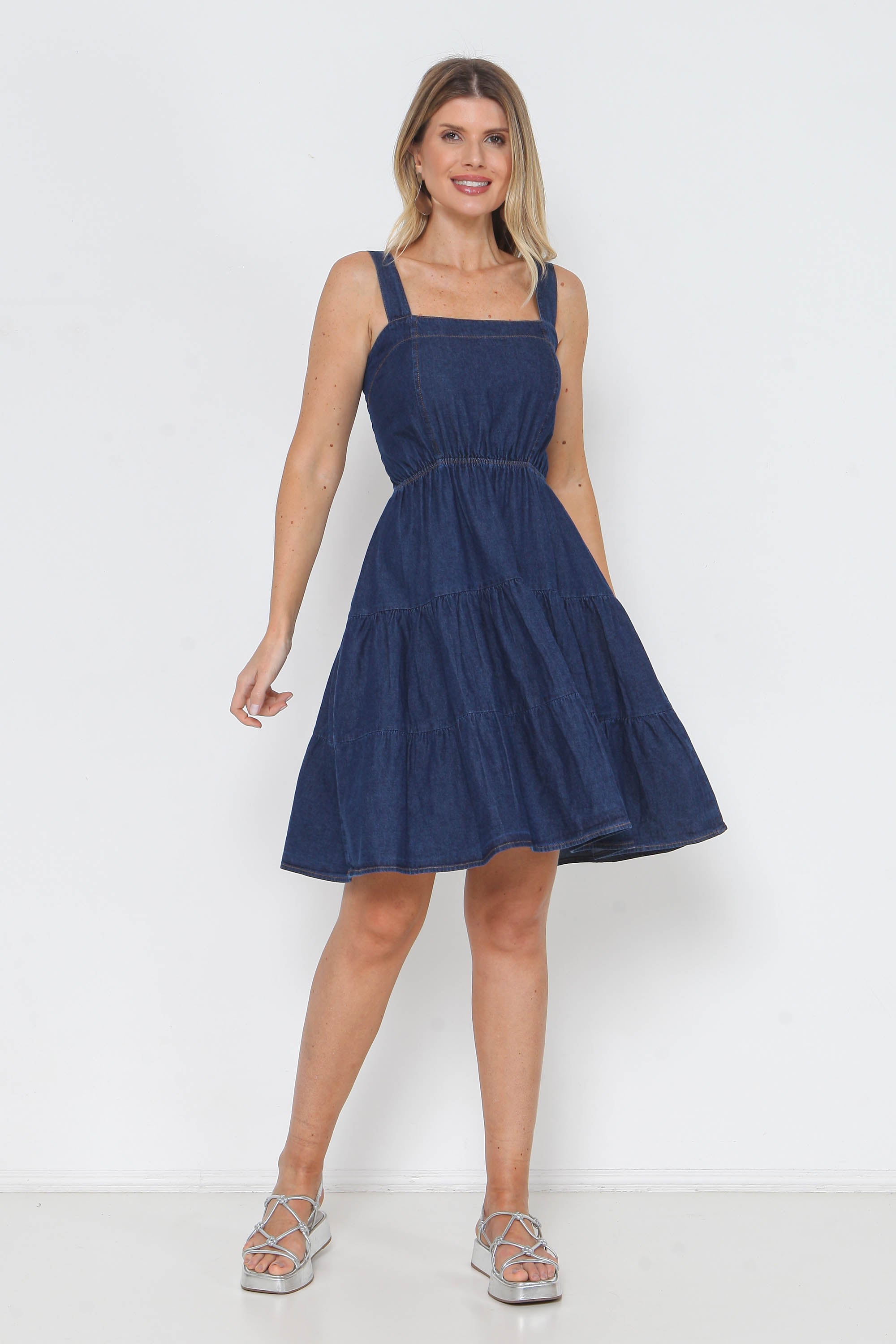 Vestido Jeans Clássico com Alças e Elástico Cintura