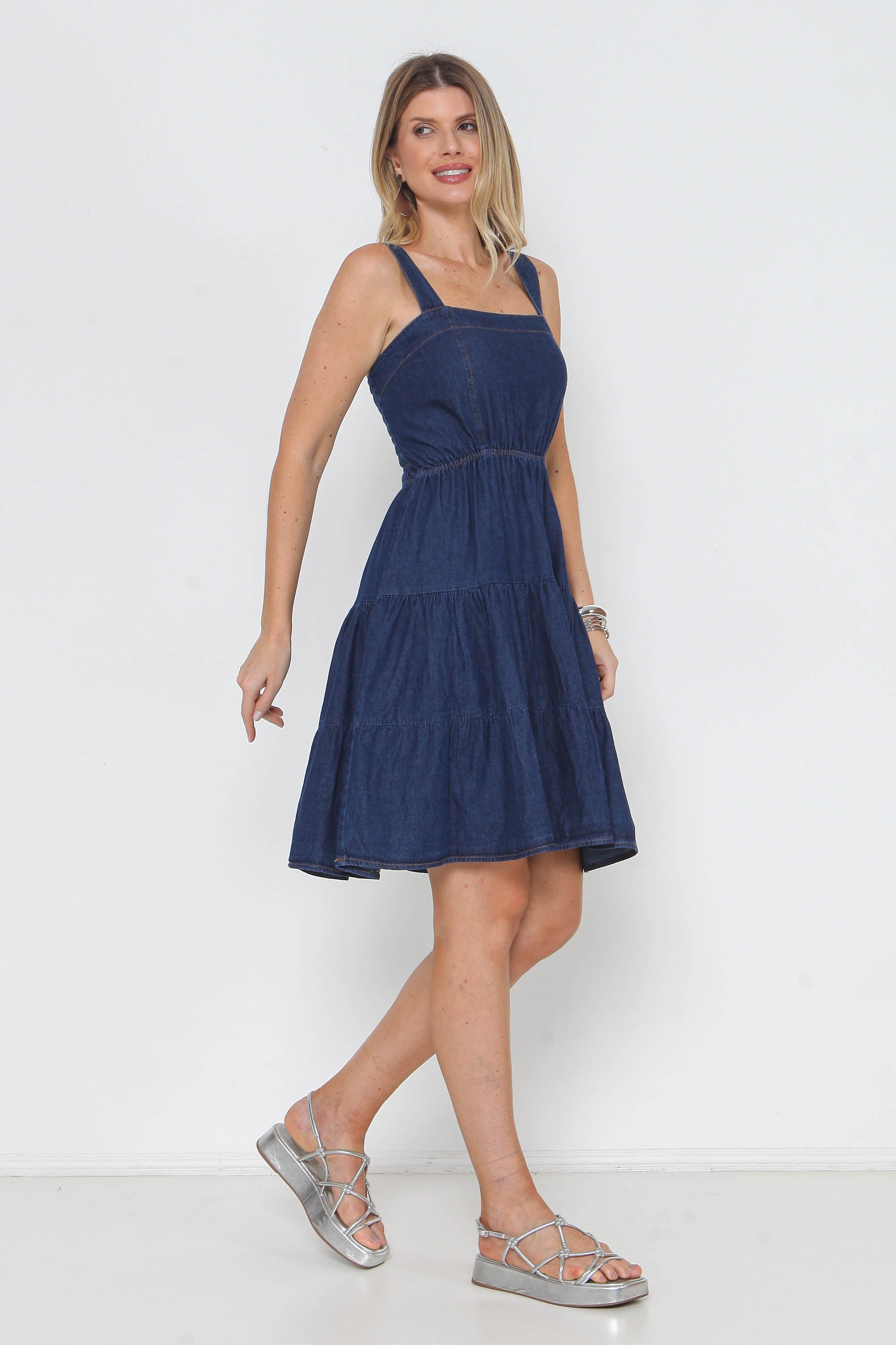 Vestido Jeans Clássico com Alças e Elástico Cintura