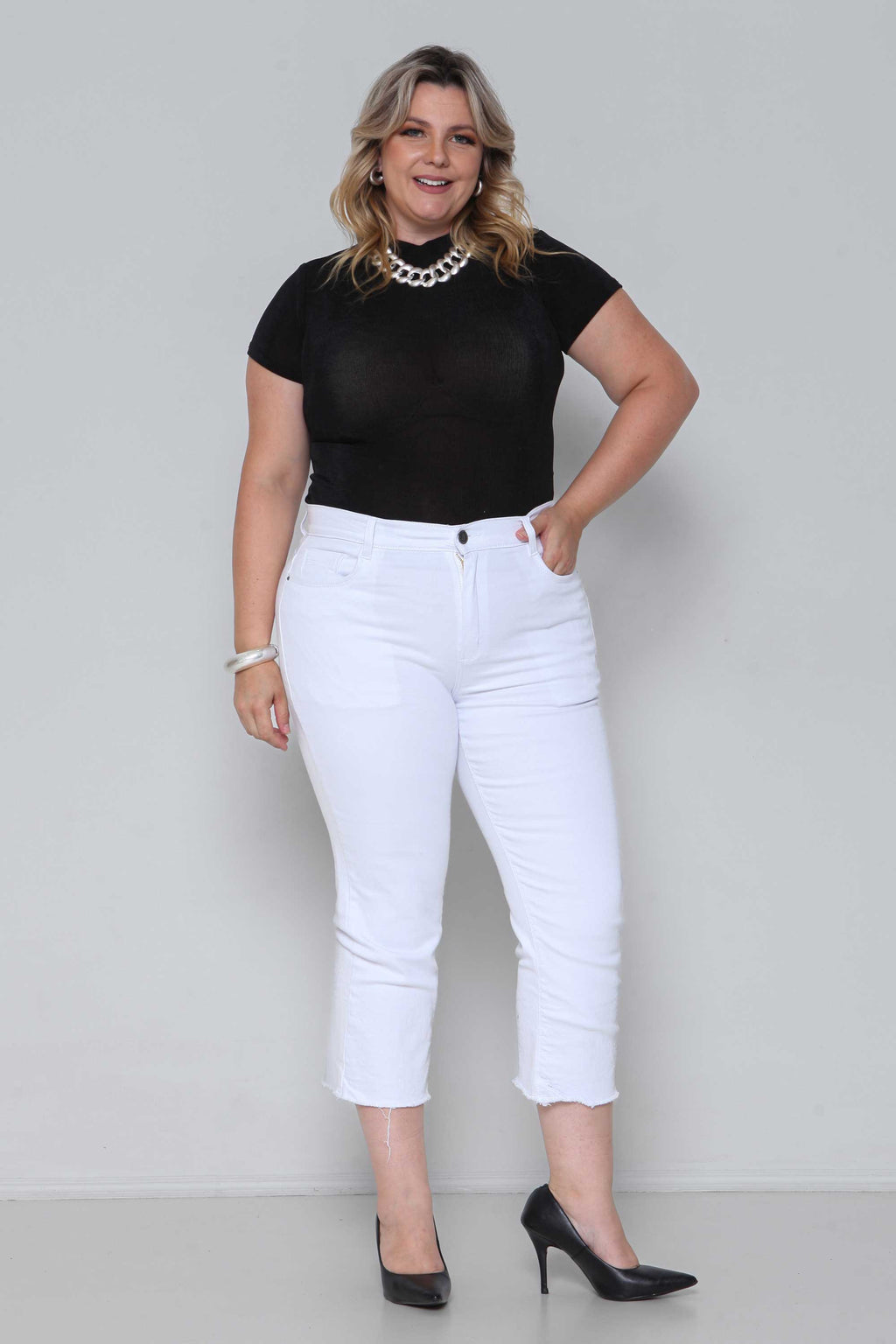 Calça Feminina Sarja Reta Capri Branca com Elastano