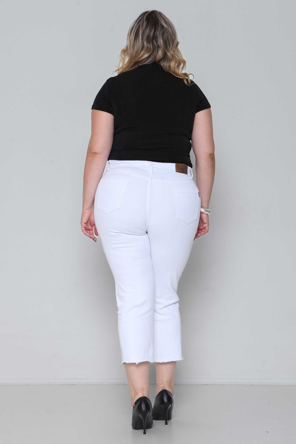 Calça Feminina Sarja Reta Capri Branca com Elastano