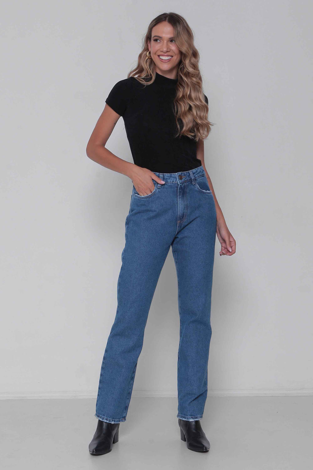 Calça Feminina Jeans Reta Lavagem Escura sem Elastano