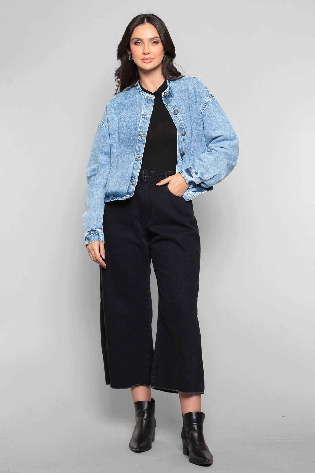 Jaqueta Jeans Feminina Bomber com Gola Careca