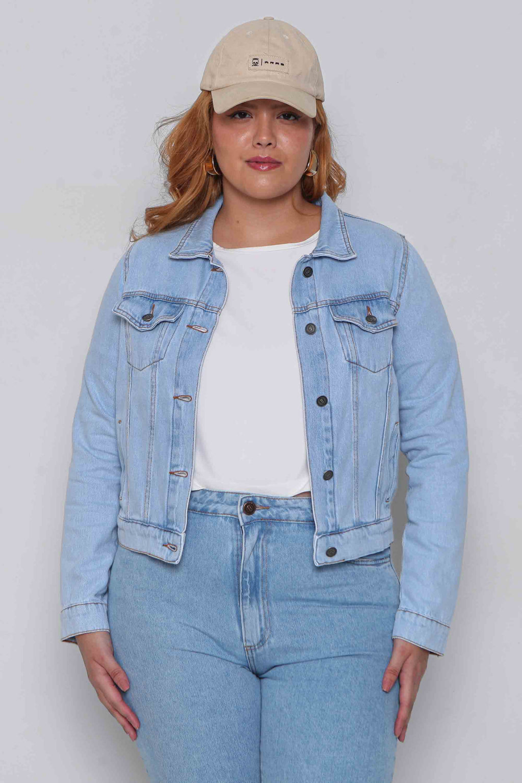 Jaqueta Feminina Jeans Regular Clara e Escura com Bolsos