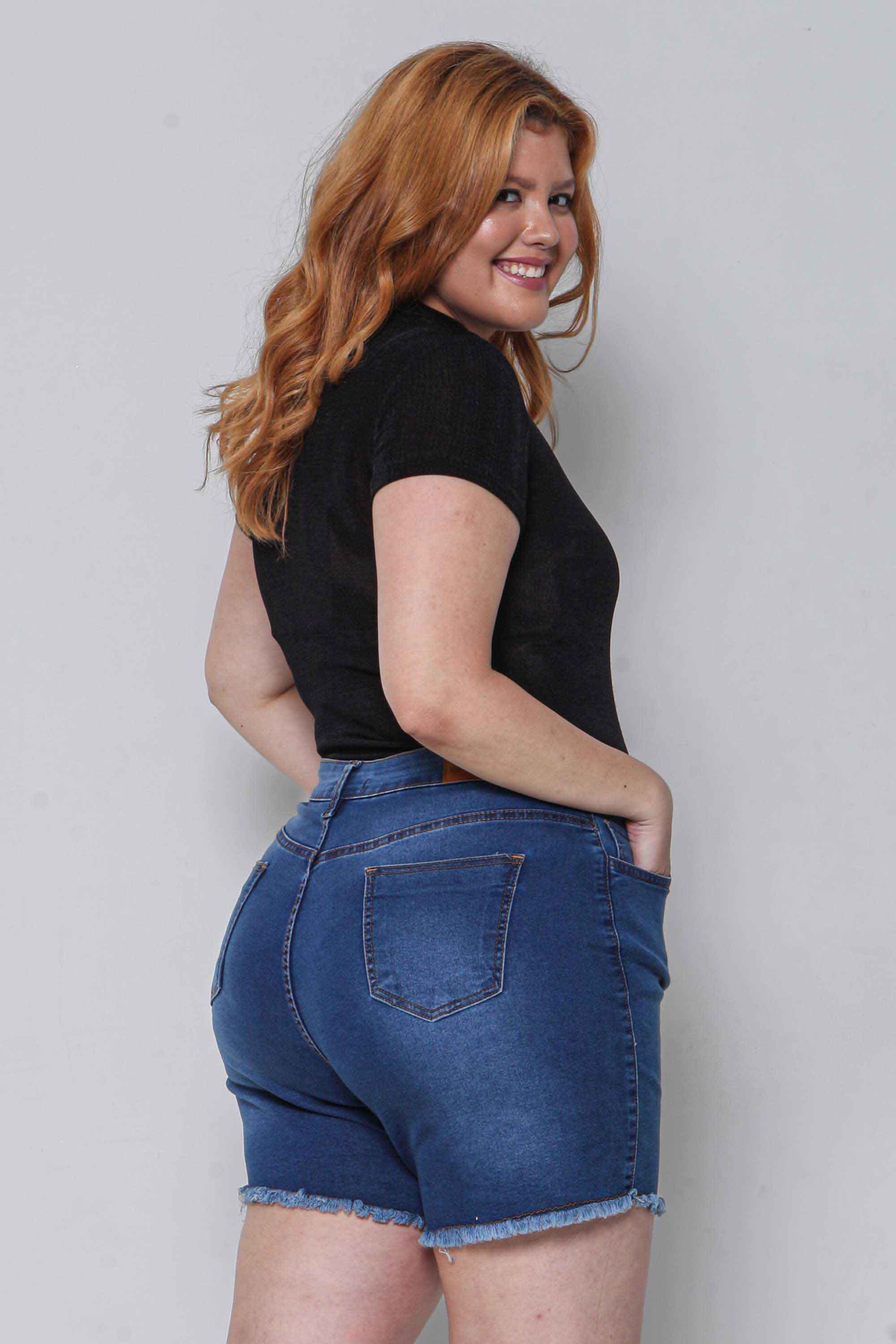 Bermuda Feminina Jeans Meia Coxa Barra Desfiada com Elastano