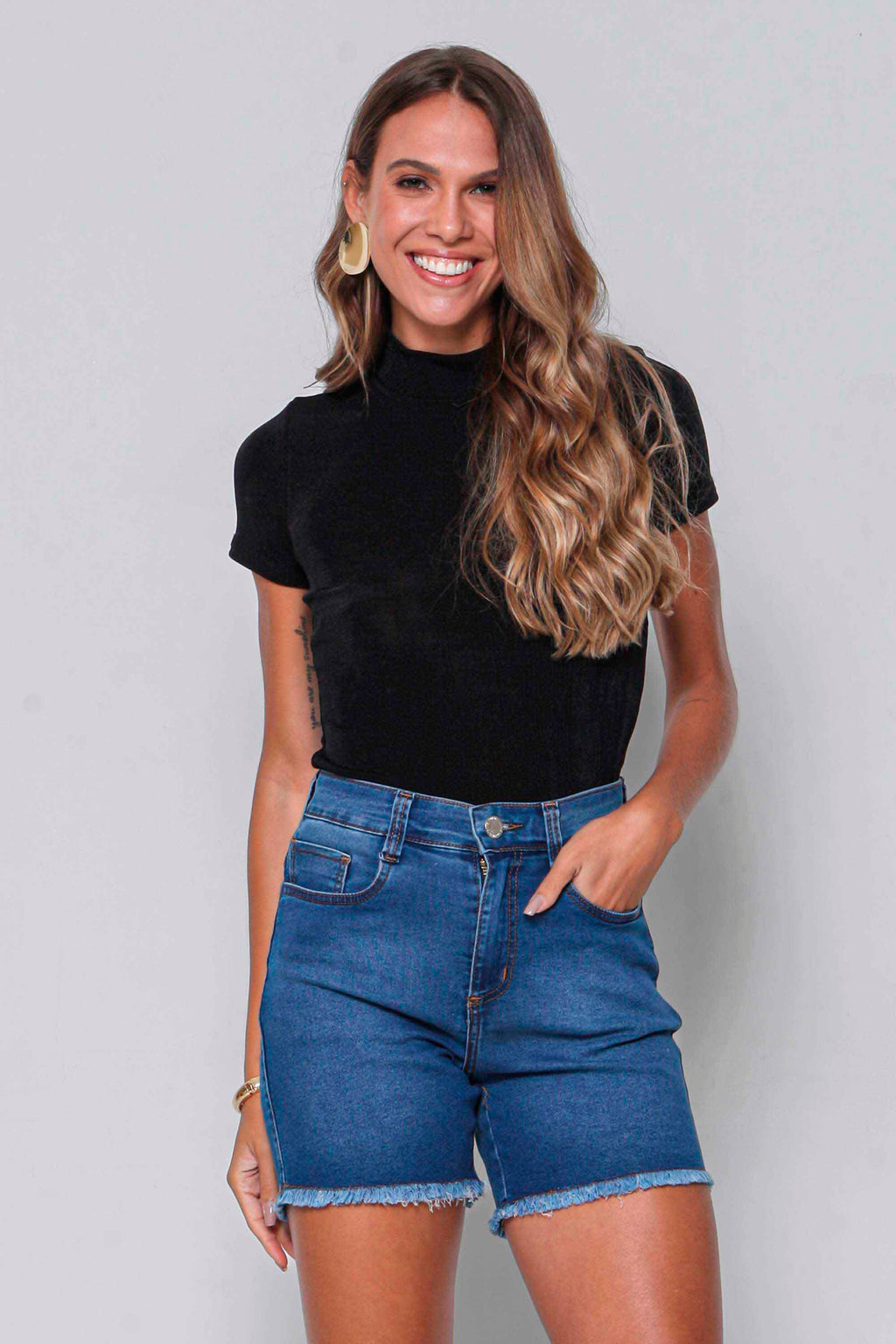 Bermuda Feminina Jeans Meia Coxa Barra Desfiada com Elastano