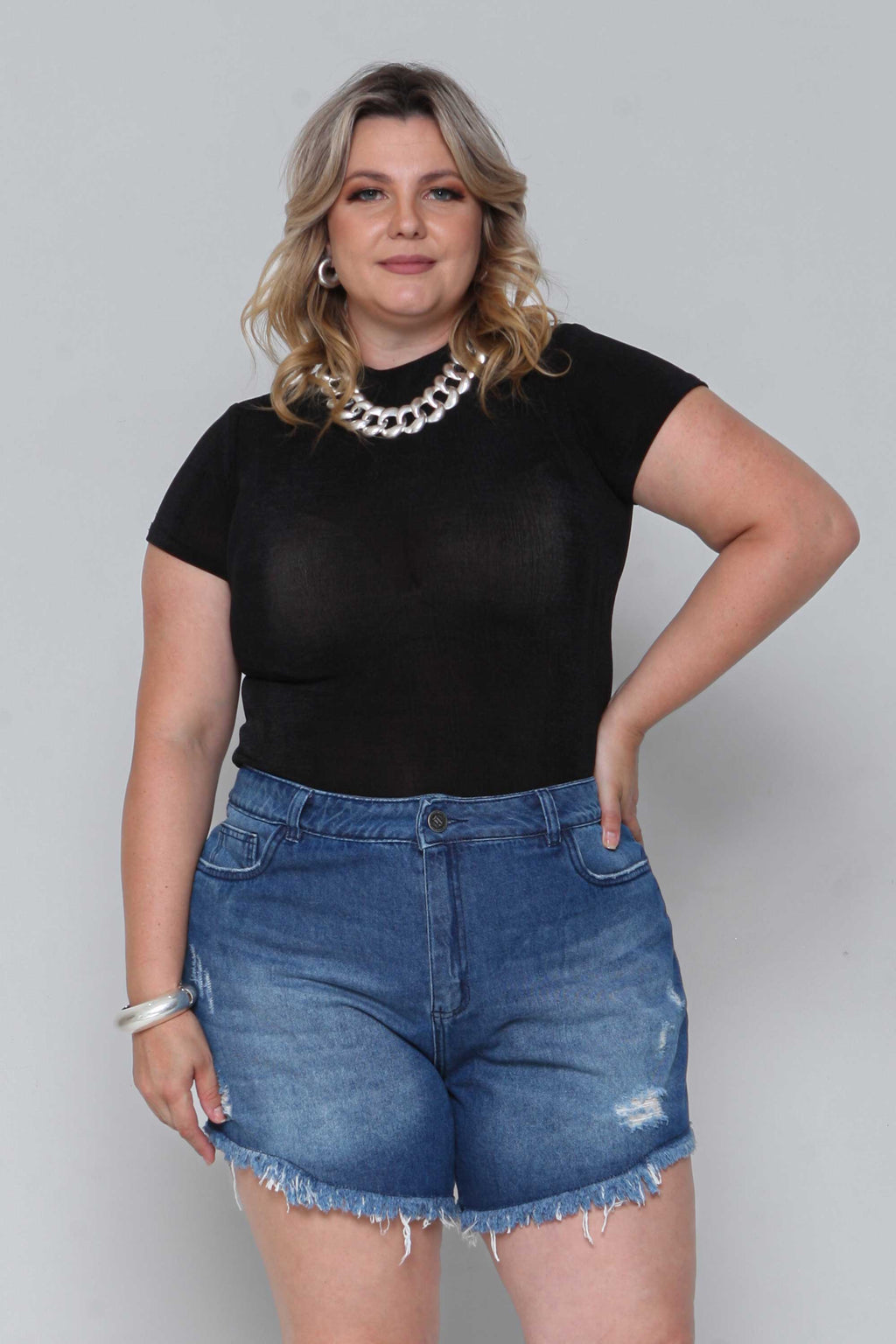 Short Feminino Jeans Mom Barra Desfiada com Rasgos Sem Elastano