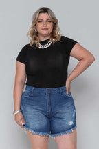 Short Feminino Jeans Mom Barra Desfiada com Rasgos Sem Elastano