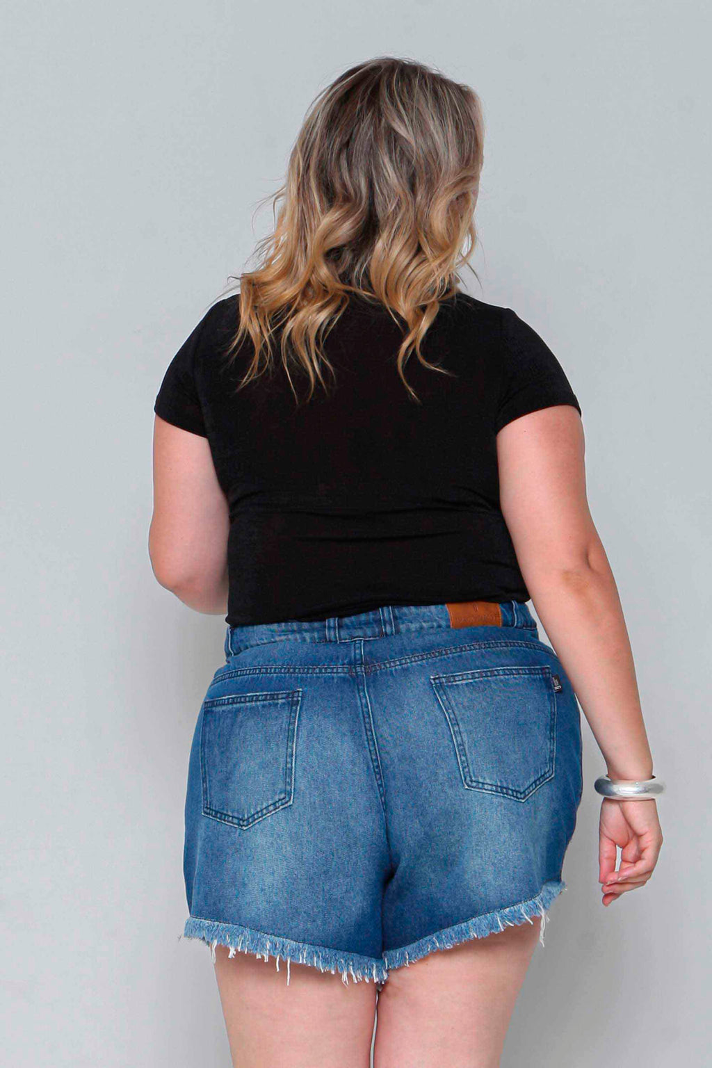 Short Feminino Jeans Mom Barra Desfiada com Rasgos Sem Elastano