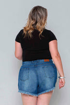 Short Feminino Jeans Mom Barra Desfiada com Rasgos Sem Elastano