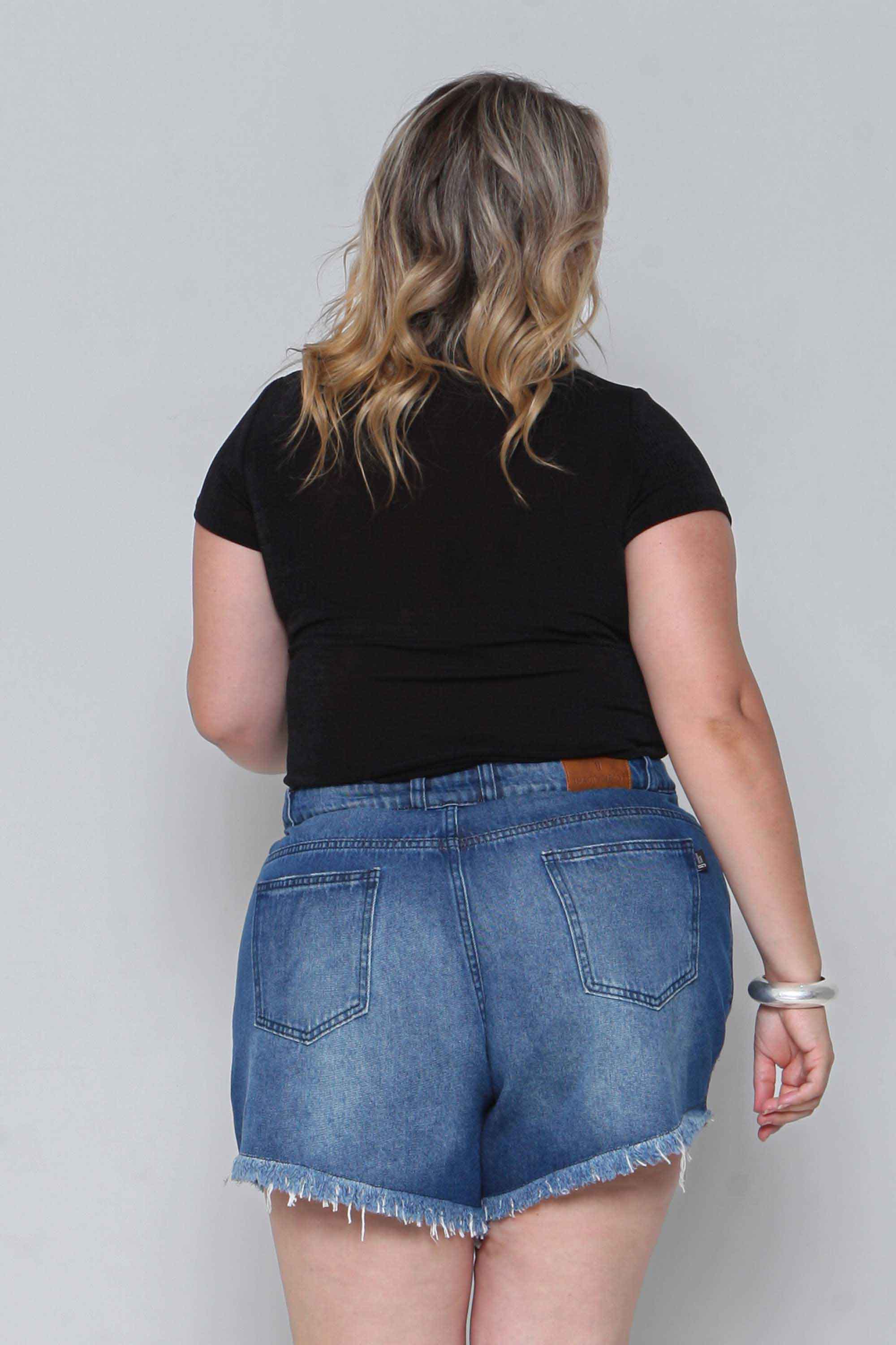 Short Feminino Jeans Mom Barra Desfiada com Rasgos Sem Elastano